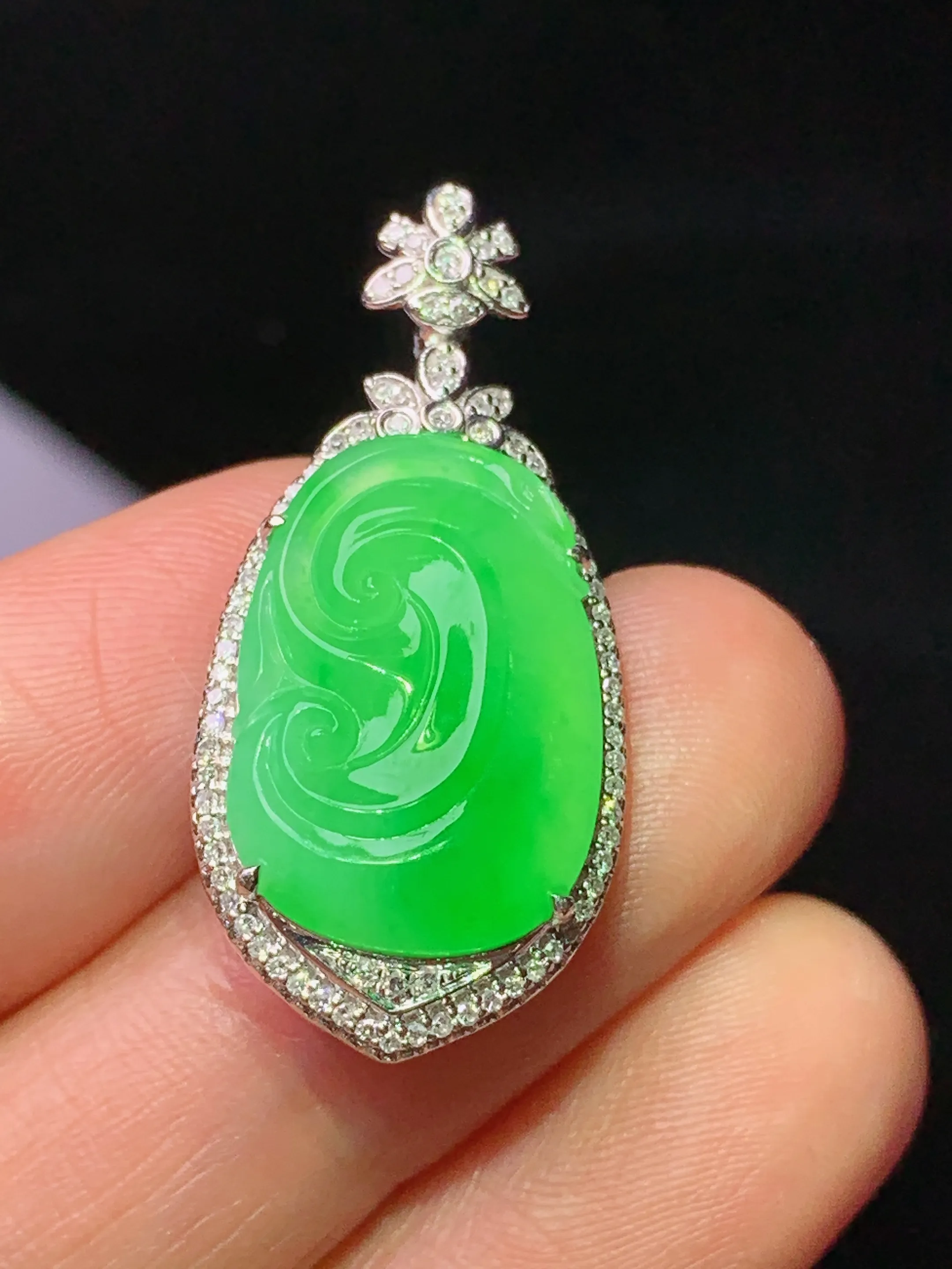 18k金钻镶嵌翠绿如意吊坠 玉质细腻 水润亮眼 整体尺寸31.5*14.6*6.5