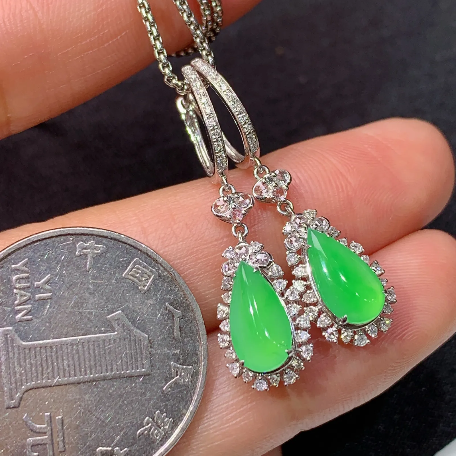 冰阳绿水滴耳坠，18k金钻镶嵌，款式新颖，冰润色阳，种水足，Ych取一裸石尺寸10.1*5.1*2