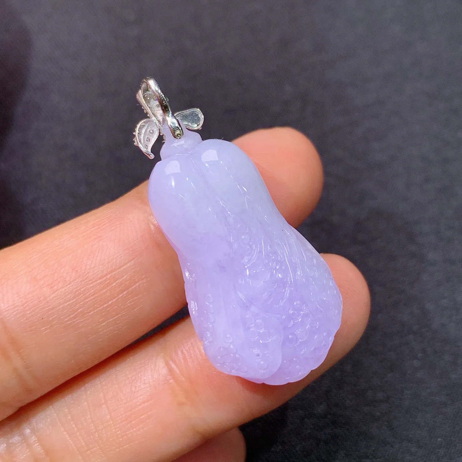 淡紫罗兰白菜吊坠，18k金钻镶嵌，颜色鲜艳，温润细腻，Sk整体尺寸34.9*15.7*10.1