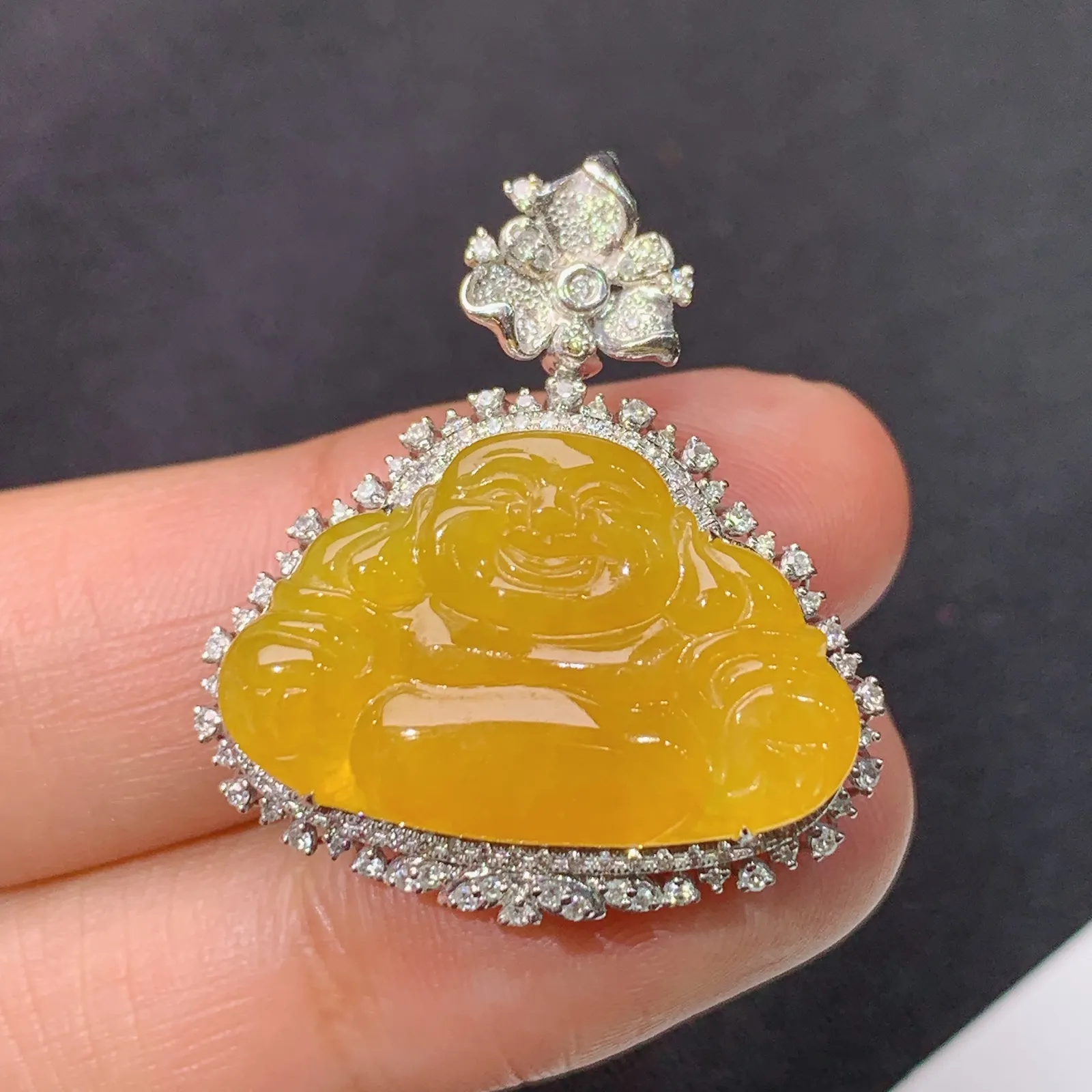 冰黄翡笑佛吊坠，18k金钻镶嵌，冰润鲜艳，品相好，种水足，Ych整体尺寸29*25.5*8.8