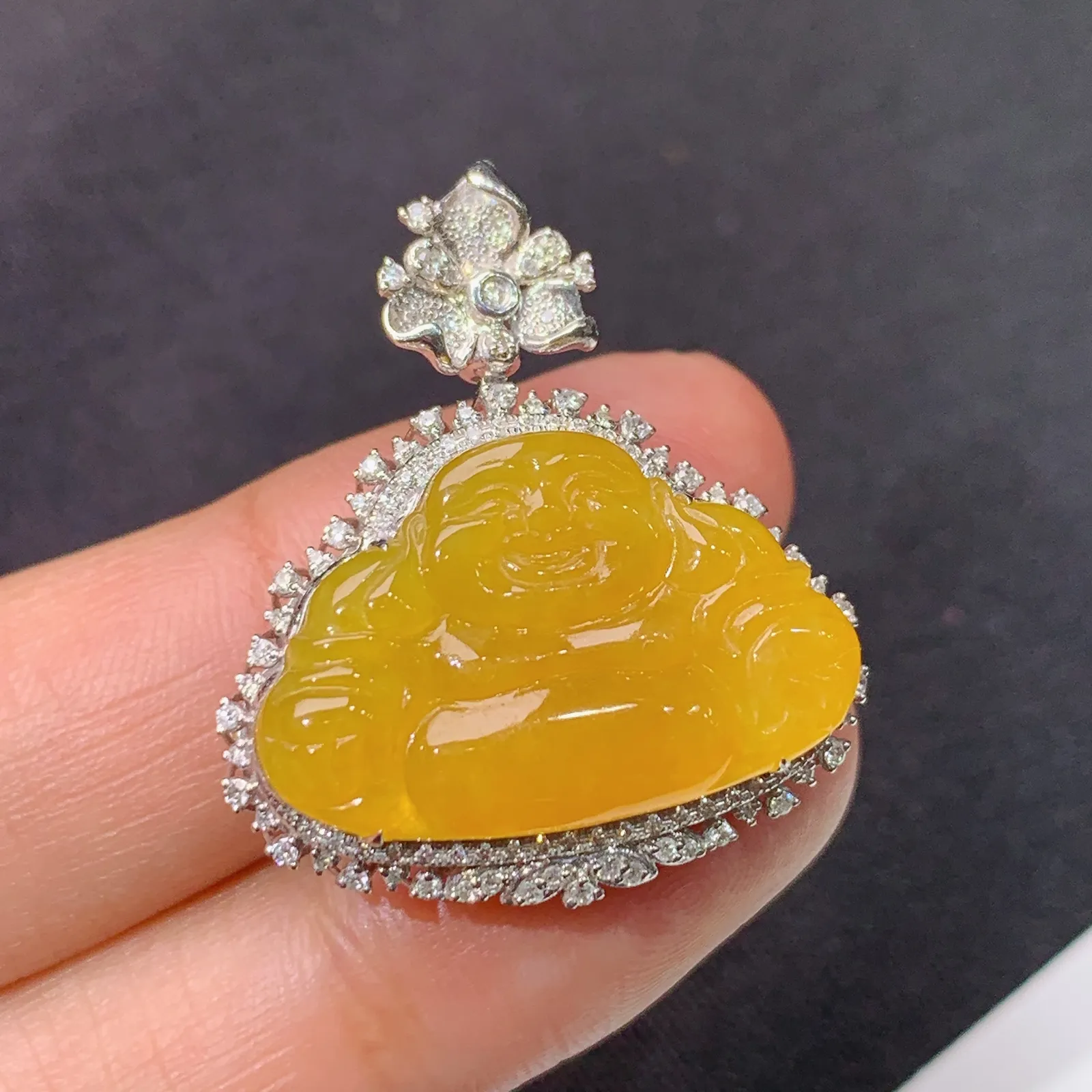 冰黄翡笑佛吊坠，18k金钻镶嵌，冰润鲜艳，品相好，种水足，Ych整体尺寸29*25.5*8.8