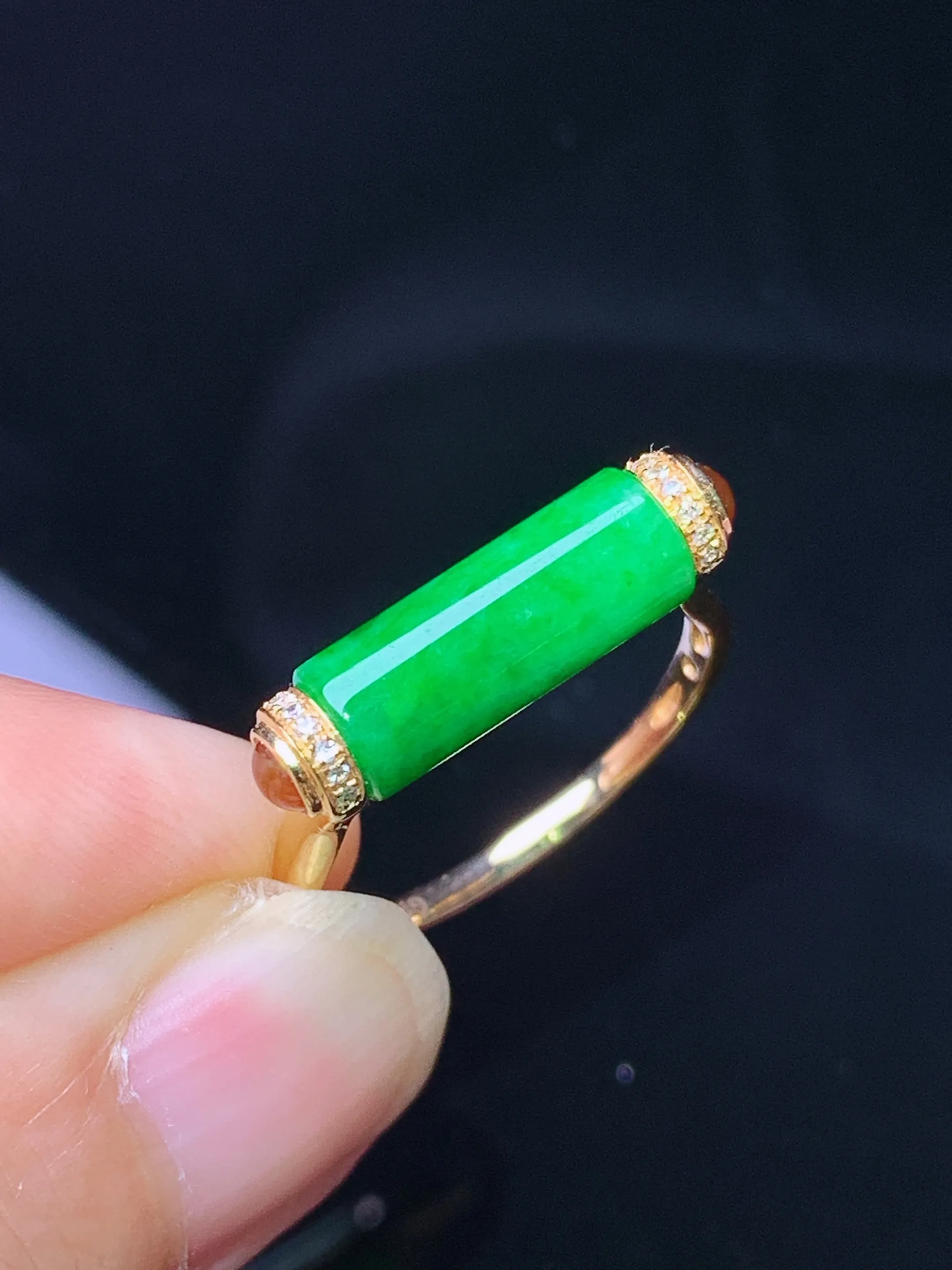18k金钻镶嵌翠绿玉柱戒指 玉质细腻 水润亮眼 圈口14.5 整体尺寸12.5*5