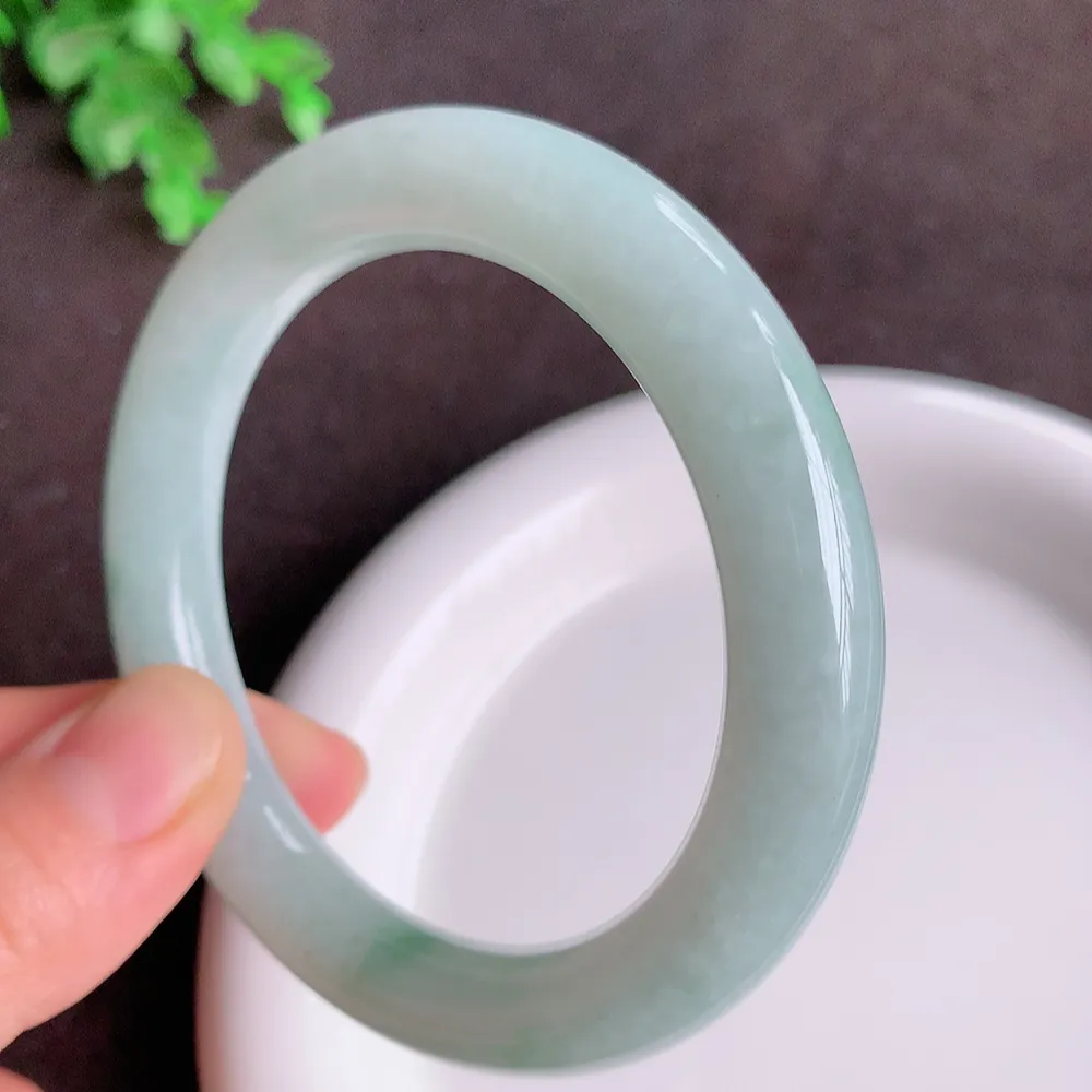 缅甸飘花翡翠圆条手镯55mm  冰润飘花圆条翡翠手镯，玉质细腻水润，色泽清秀亮丽，飘花灵动  上手高贵典雅，W922.27  尺寸：55-10mm