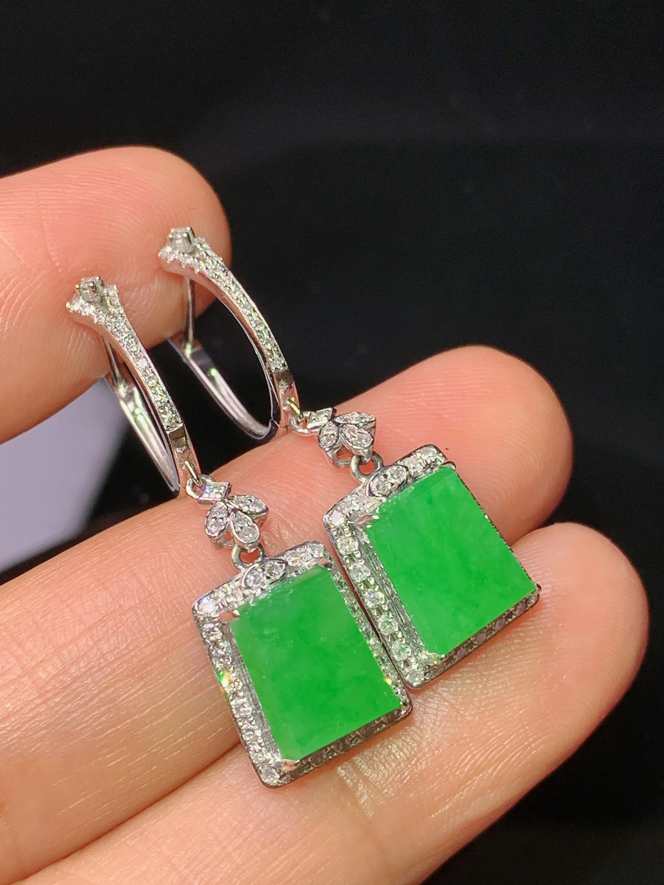 18k金钻镶嵌满绿无事牌耳坠玉质细腻 水润亮眼 整体尺寸32.5*10*5.2