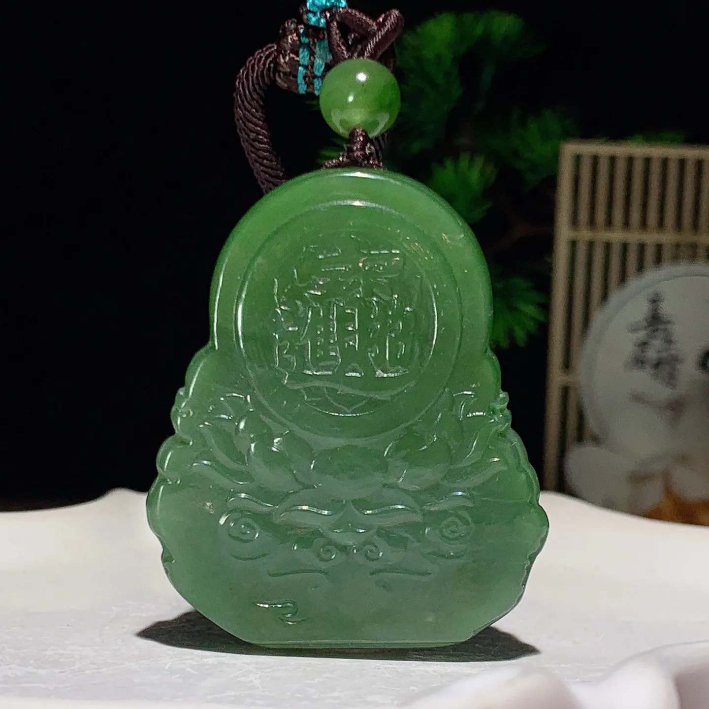 和田玉阳绿俄罗斯碧玉黄财神挂件。尺寸48/40/15重50克。玉质细腻油润。手推出油。佩戴高端典雅。lt260227