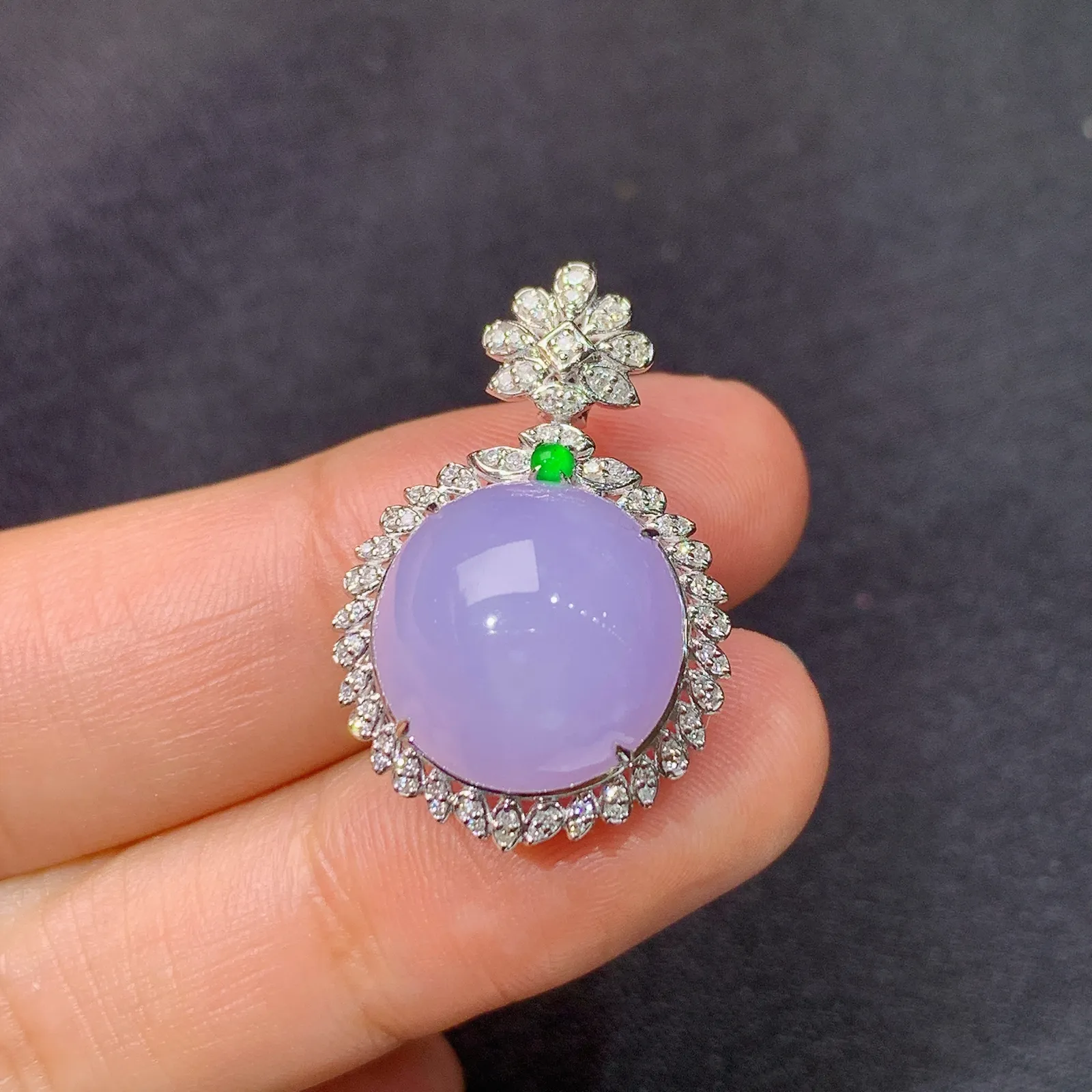 紫罗兰蛋面吊坠，18k金钻镶嵌，颜色鲜艳，温润细腻，Yt整体尺寸26.3*17.4*11.3