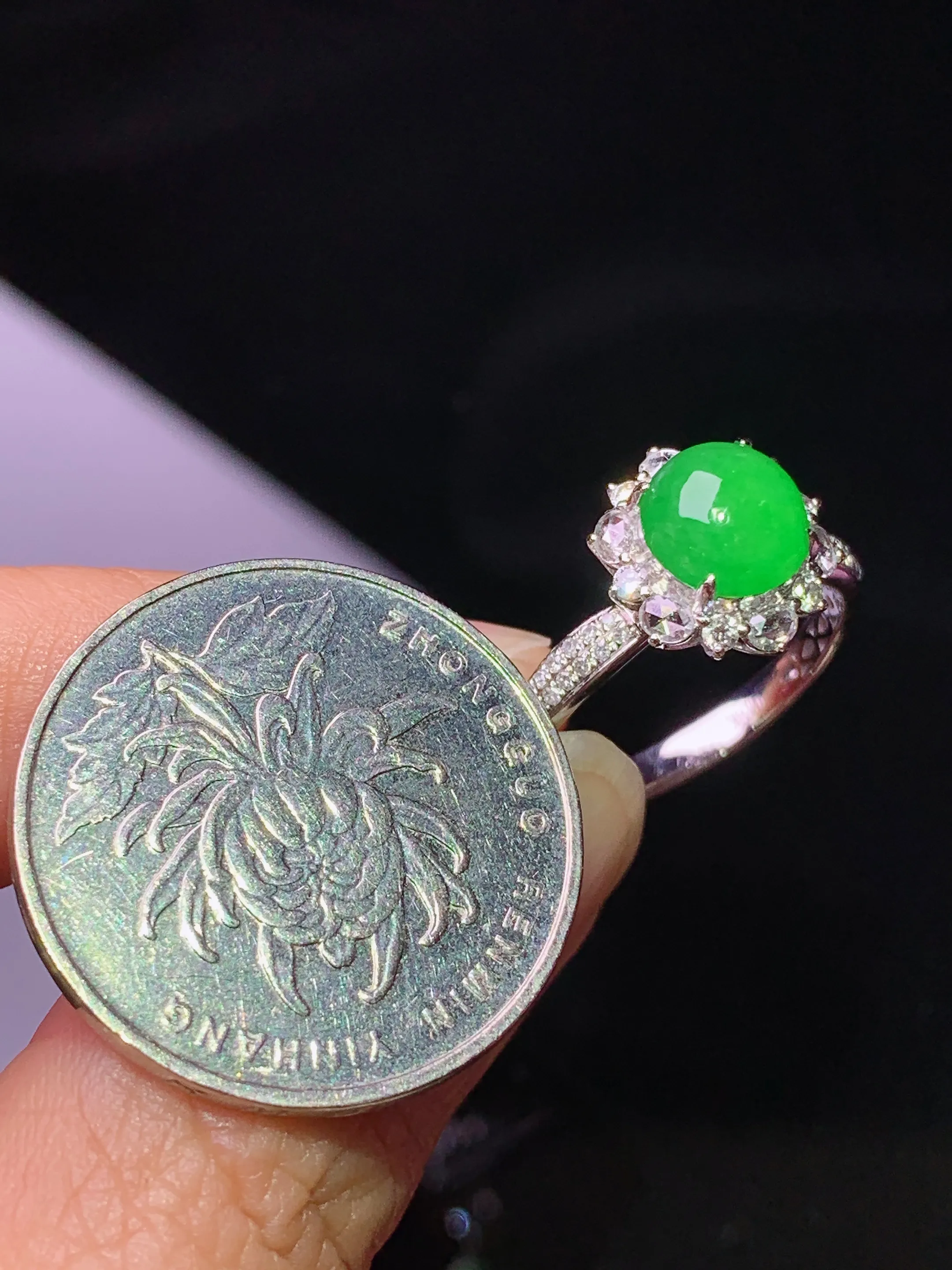 18k金钻镶嵌满绿蛋面戒指 玉质细腻 水润亮眼 圈口14.5 整体尺寸11.6*11*8.8