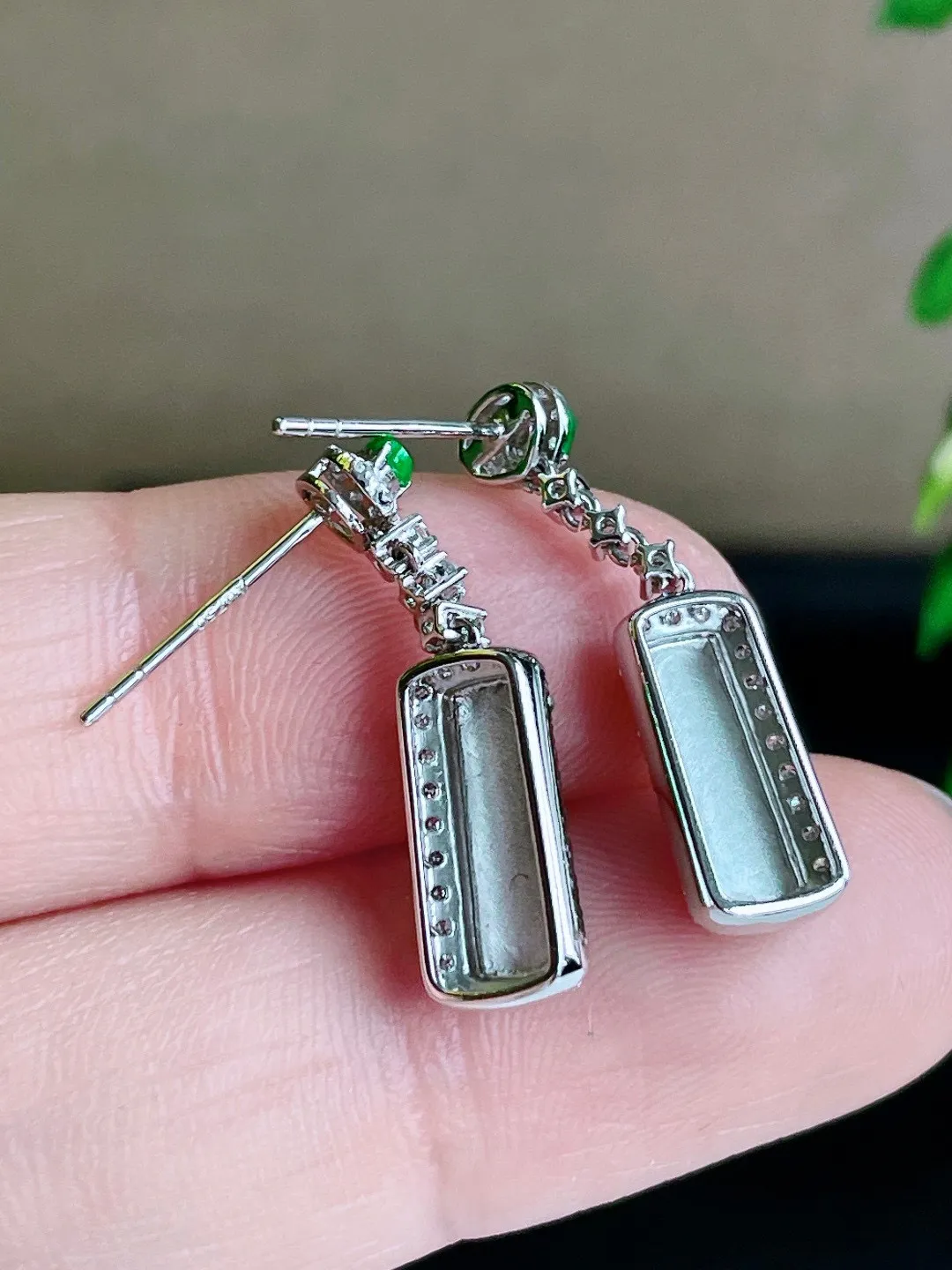 【镶嵌】冰阳绿无事牌耳坠
【说明】缅料 18k金镶嵌 完美 性价比高  
【整体】23.5-6-3.7
【裸石】11-4-1