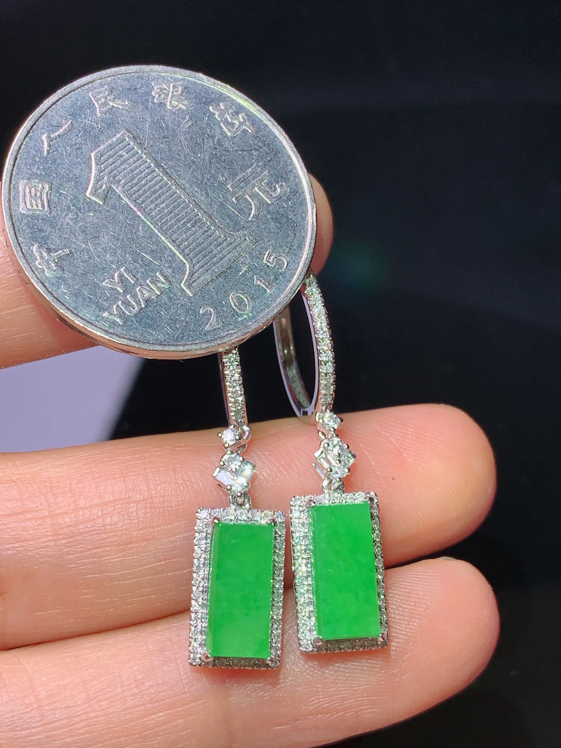 18k金钻镶嵌满绿无事牌耳坠 玉质细腻 水润亮眼 整体尺寸32*7*5.5