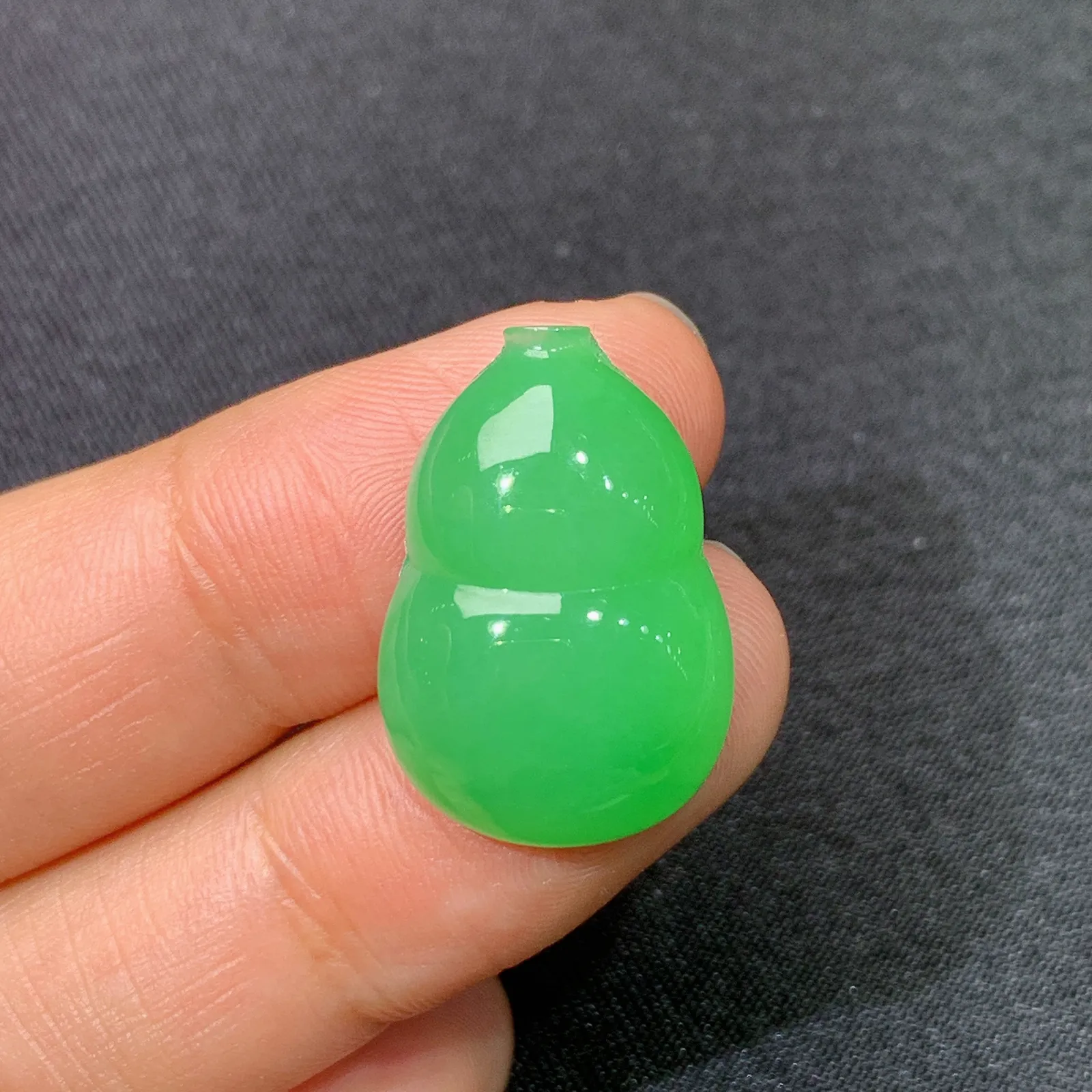 阳绿葫芦，镶嵌佳品，质地细腻，Ht整体尺寸21.7*14.6*6.2