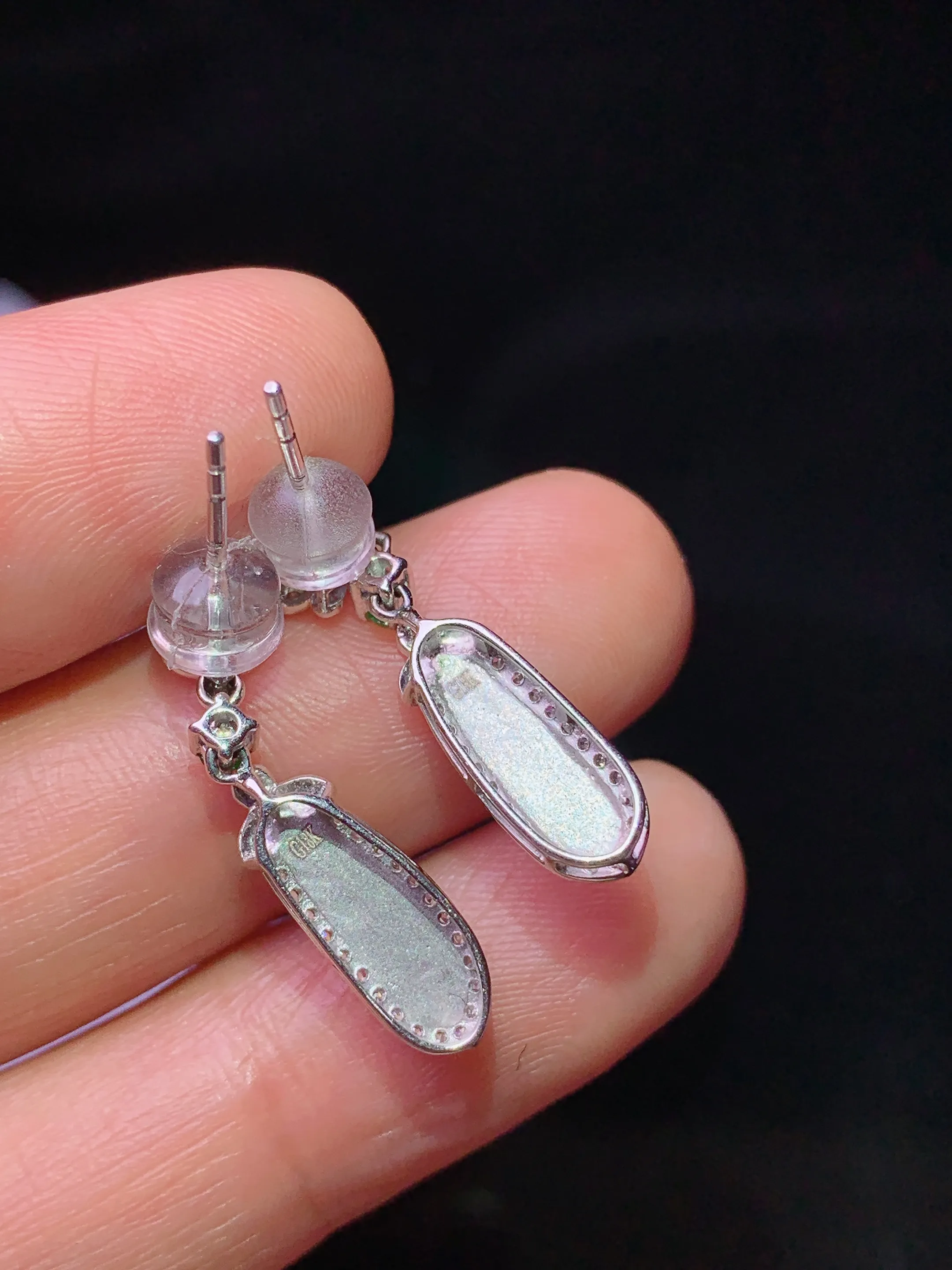 18k金钻镶嵌满绿四季豆耳坠 玉质细腻 水润亮眼 整体尺寸23.5*5.5*4.8