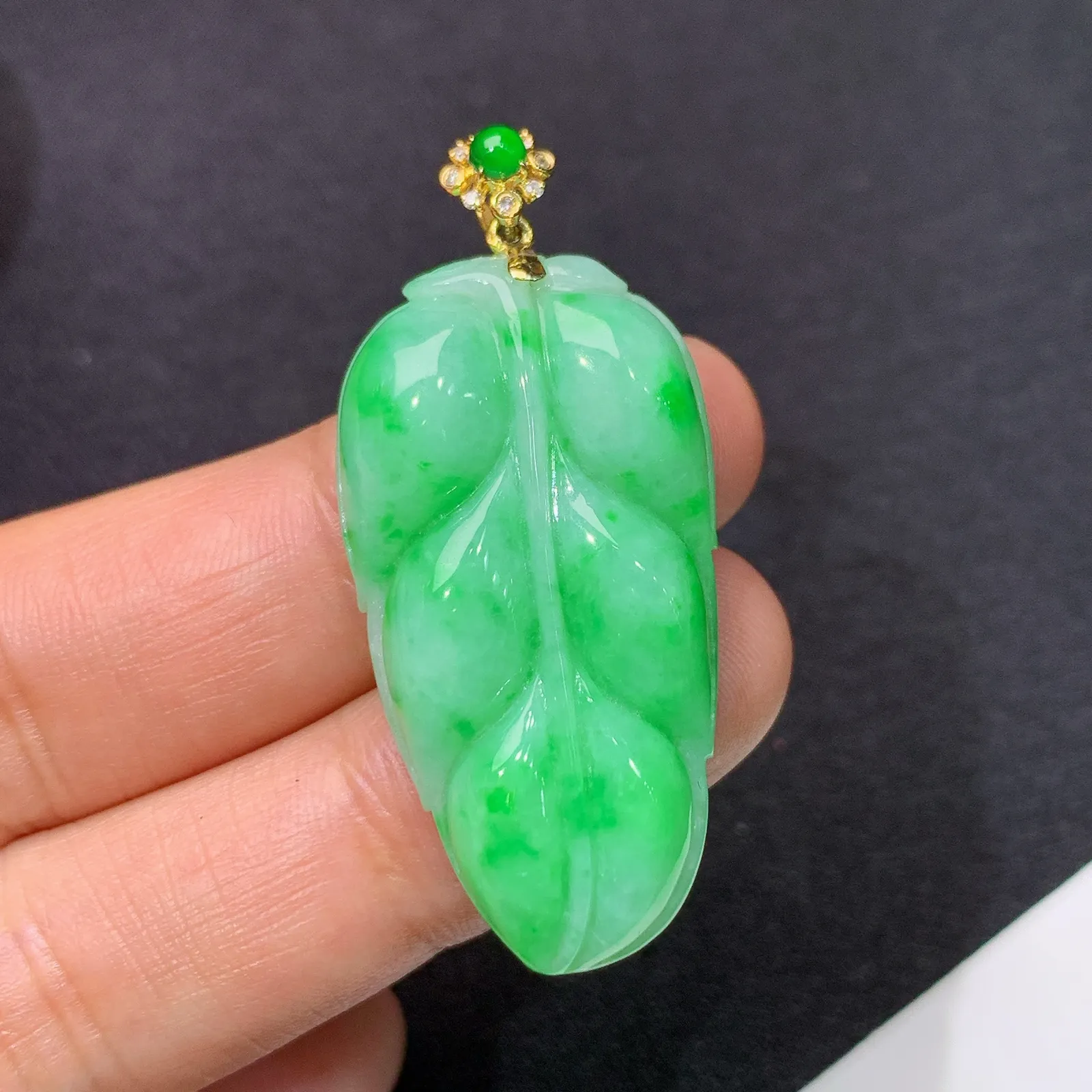 飘绿树叶吊坠，18k金钻镶嵌，冰润色阳，种水足，By1整体尺寸35.1*18.7*6.2