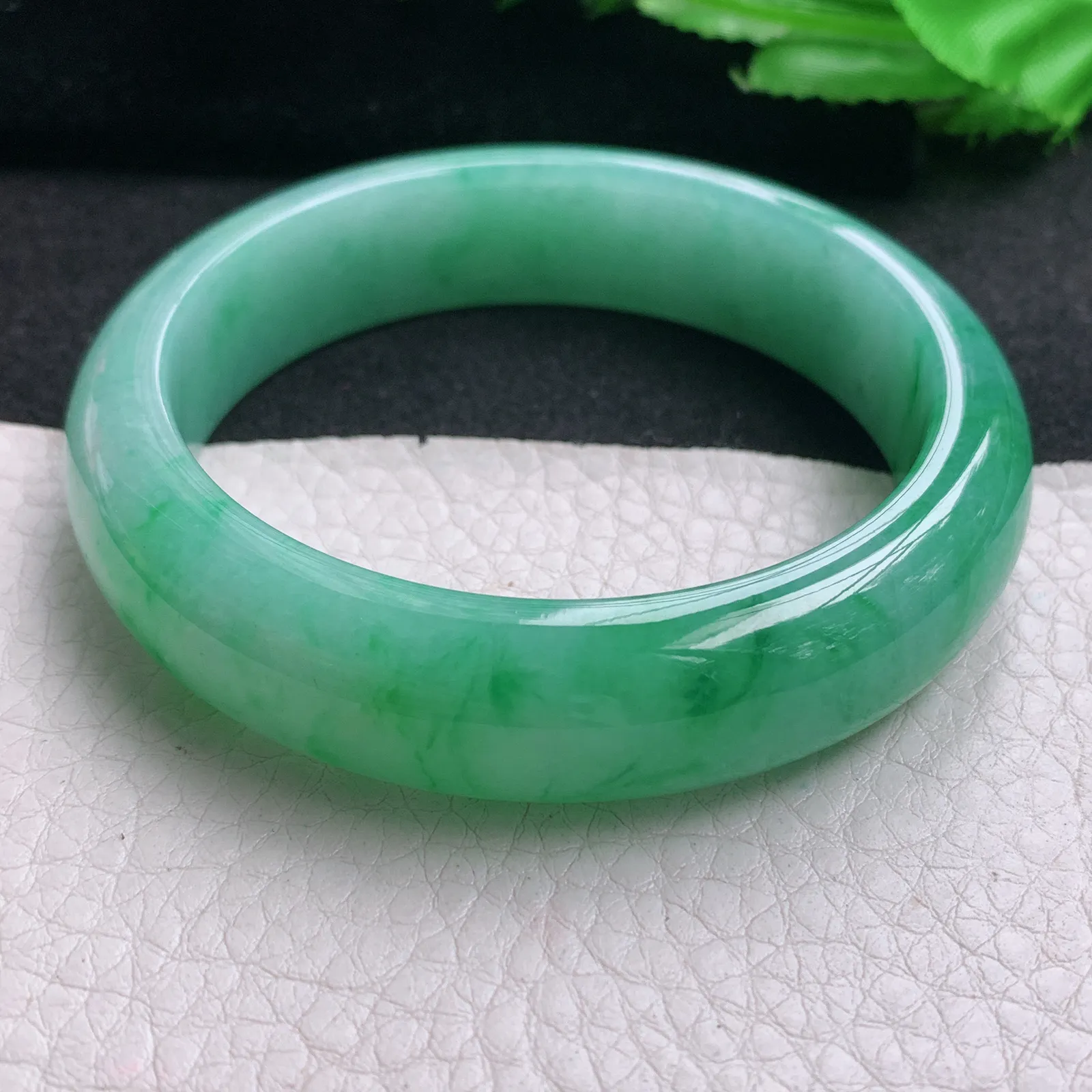 ss实拍57*14.8*8.2mm天然缅甸翡翠A货玉手镯辣绿水润宽边正圈平安镯