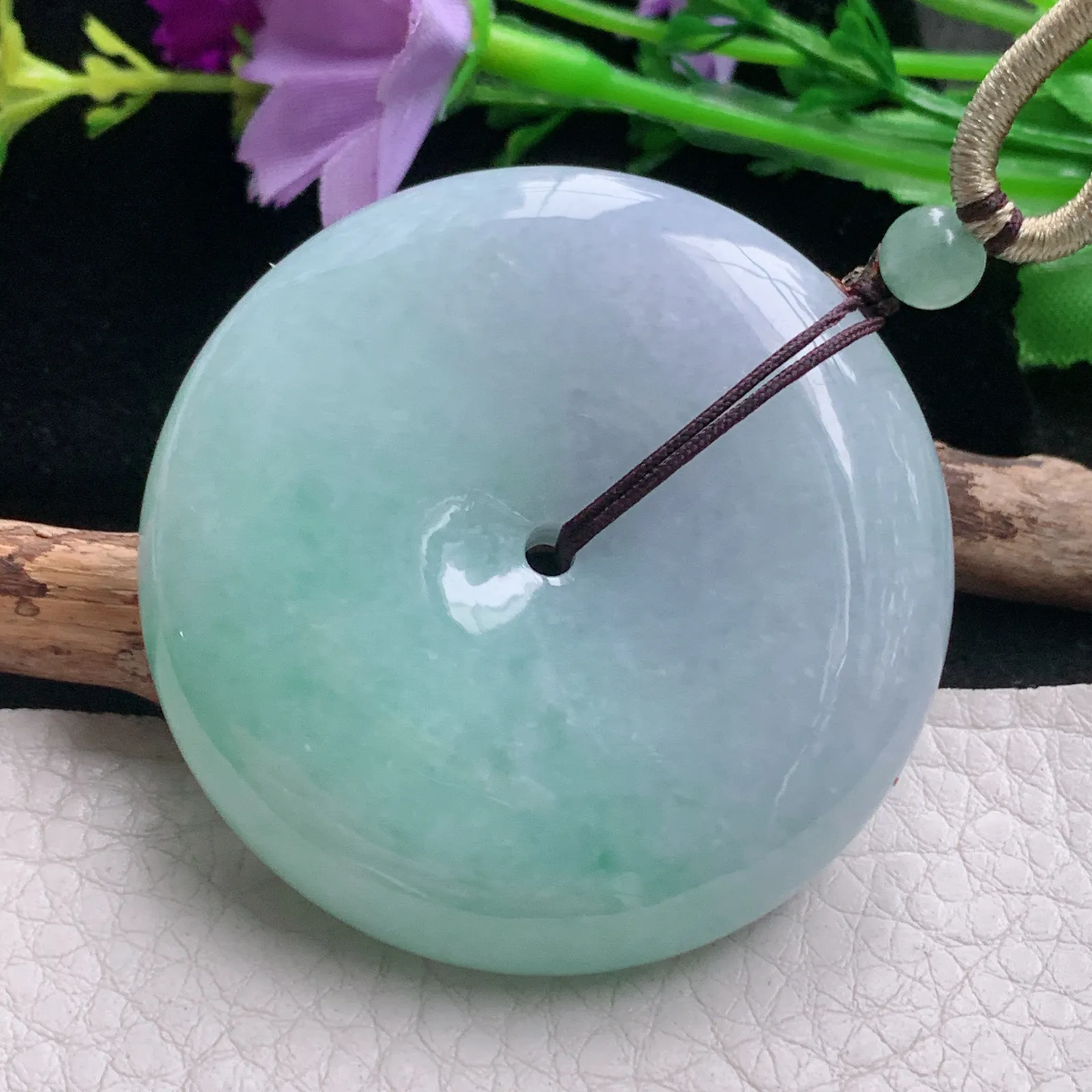 zen自然光49.8*12.3天然缅甸翡翠A货春带彩大平安扣 玉扣玉吊坠