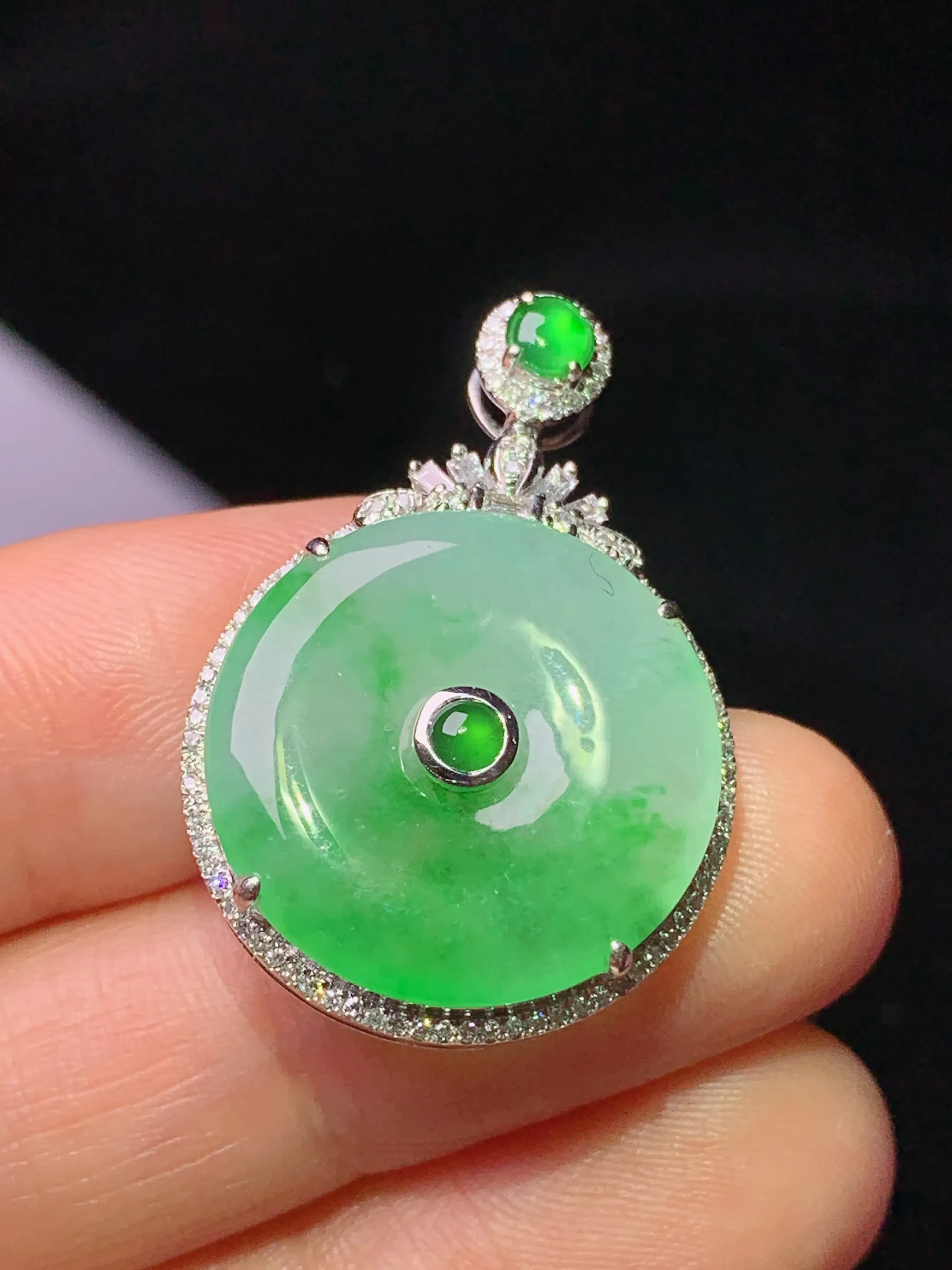 18k金钻镶嵌飘绿平安扣吊坠 玉质细腻 水润亮眼 整体尺寸29.2*20.3*6.2