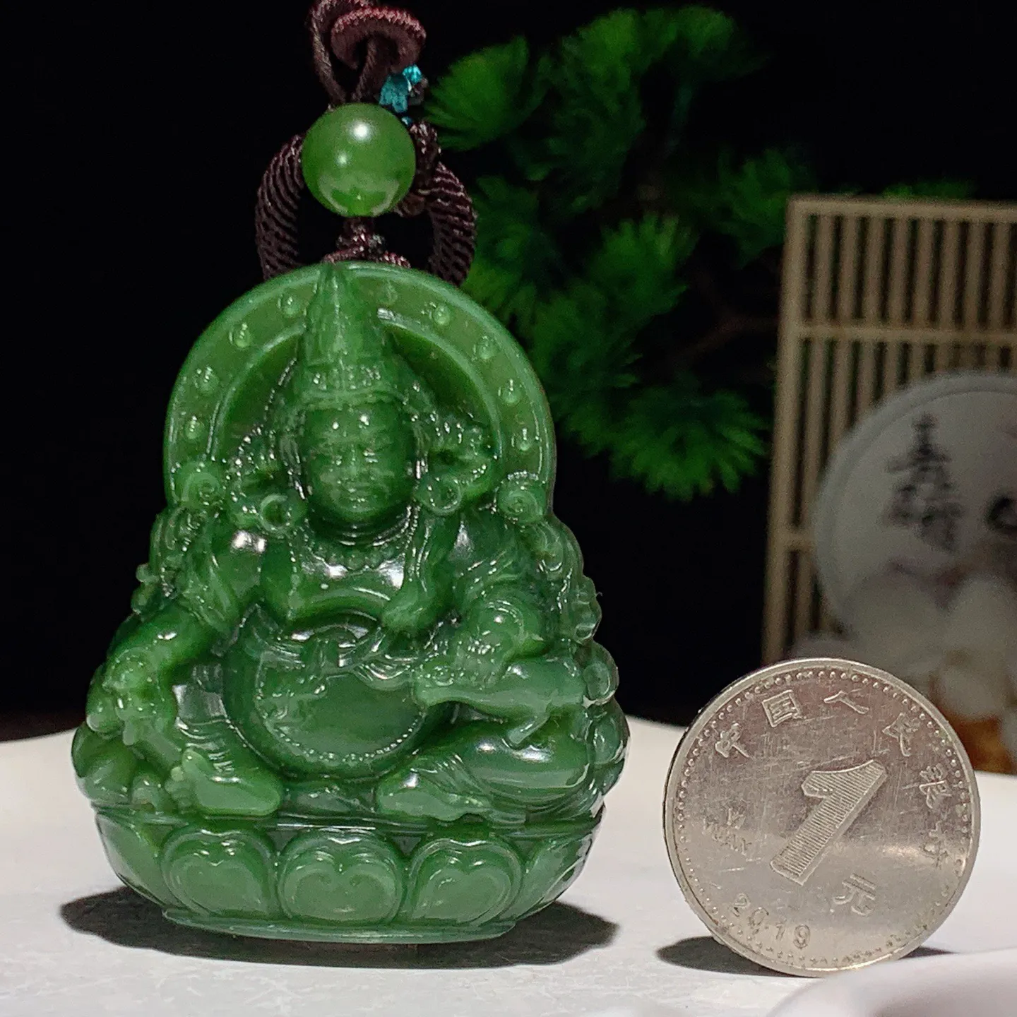 和田玉阳绿俄罗斯碧玉黄财神挂件。尺寸48/40/15重50克。玉质细腻油润。手推出油。佩戴高端典雅。lt260227