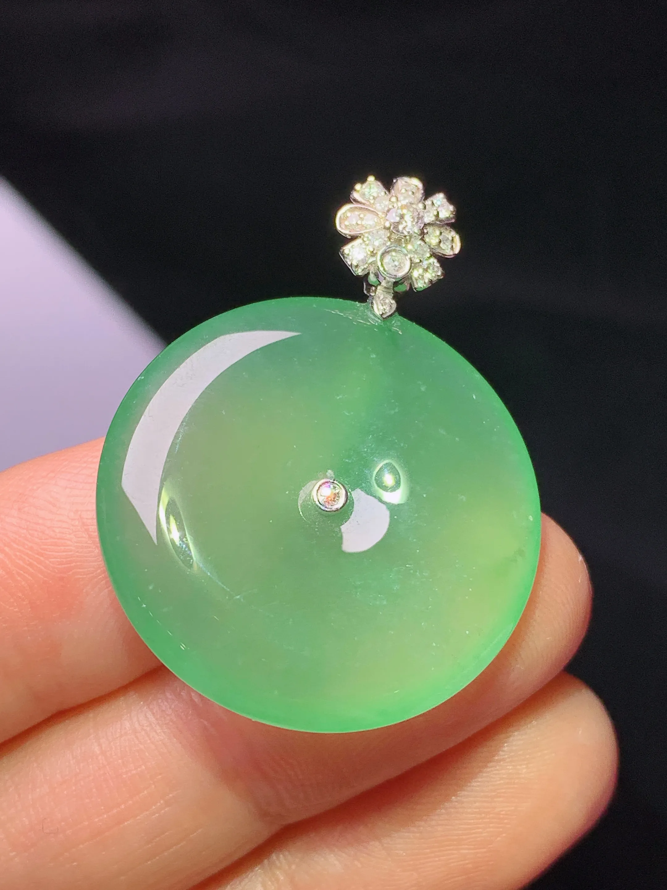 18k金钻镶嵌翠绿平安扣吊坠 玉质细腻 水润亮眼 整体尺寸33.6*25.8*5.5