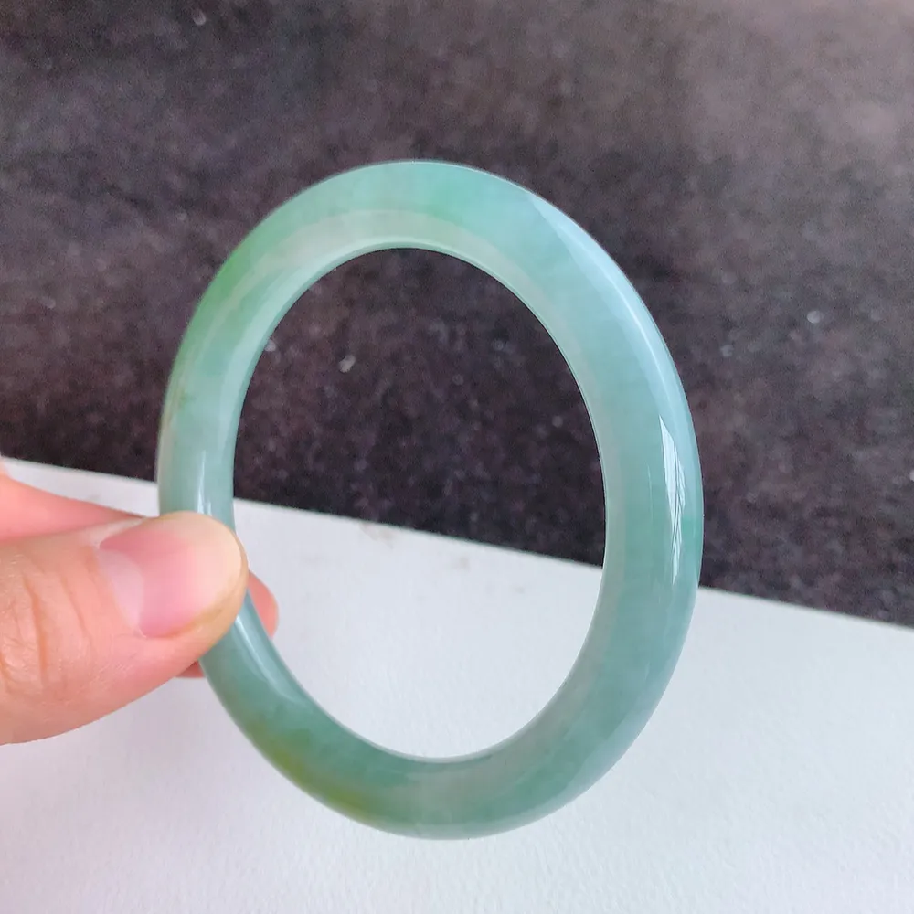 缅甸翡翠圆条手镯53mm  冰润飘花圆条翡翠手镯，玉质细腻水润，色泽清秀亮丽，飘花灵动  上手高贵典雅，W922.27  尺寸：53-8.8mm