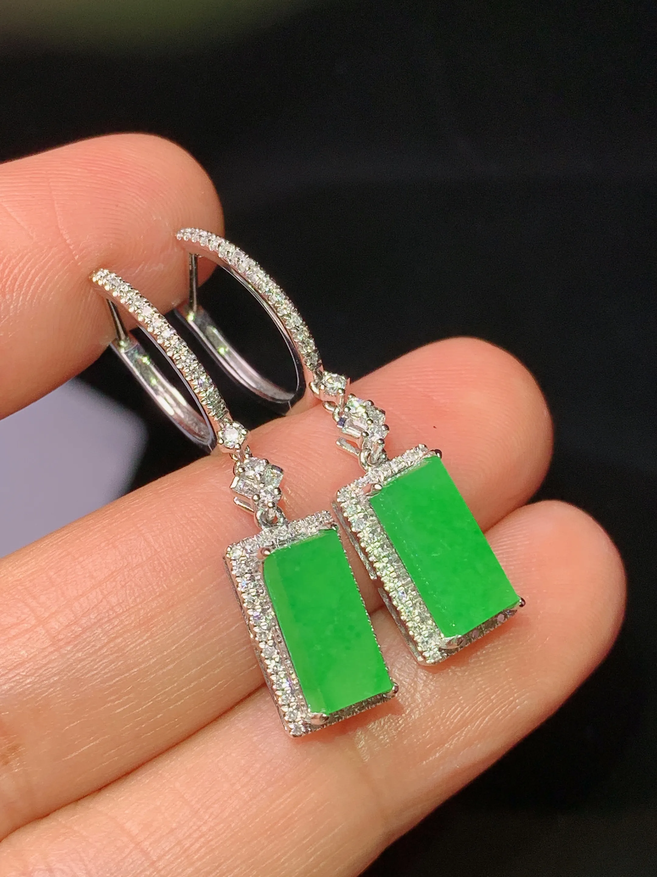 18k金钻镶嵌满绿无事牌耳坠 玉质细腻 水润亮眼 整体尺寸32*7*5.5