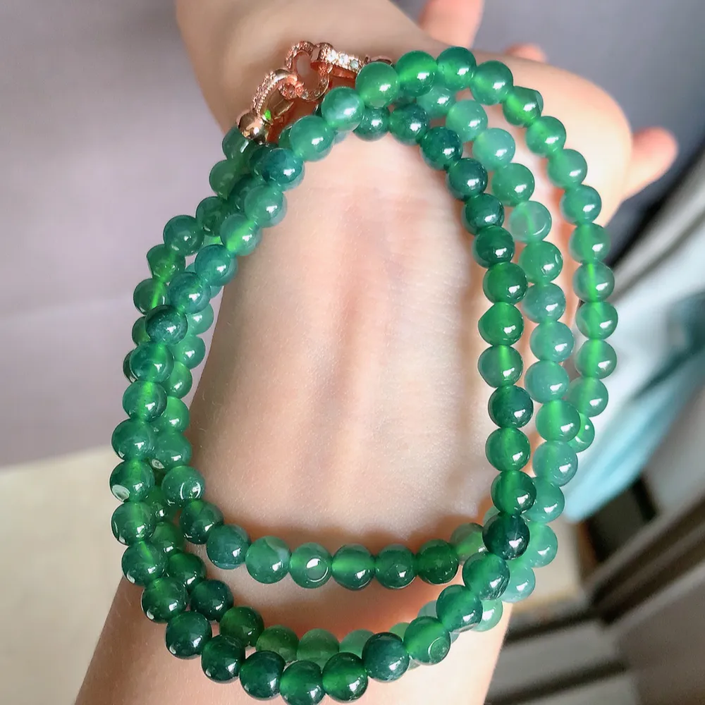 冰润翡翠圆珠项链，水水润润，珠圆玉润，颜色鲜艳，妙明清净，清秀高雅，佩戴效果优雅迷人！性价比超值 尺寸：5.6mm