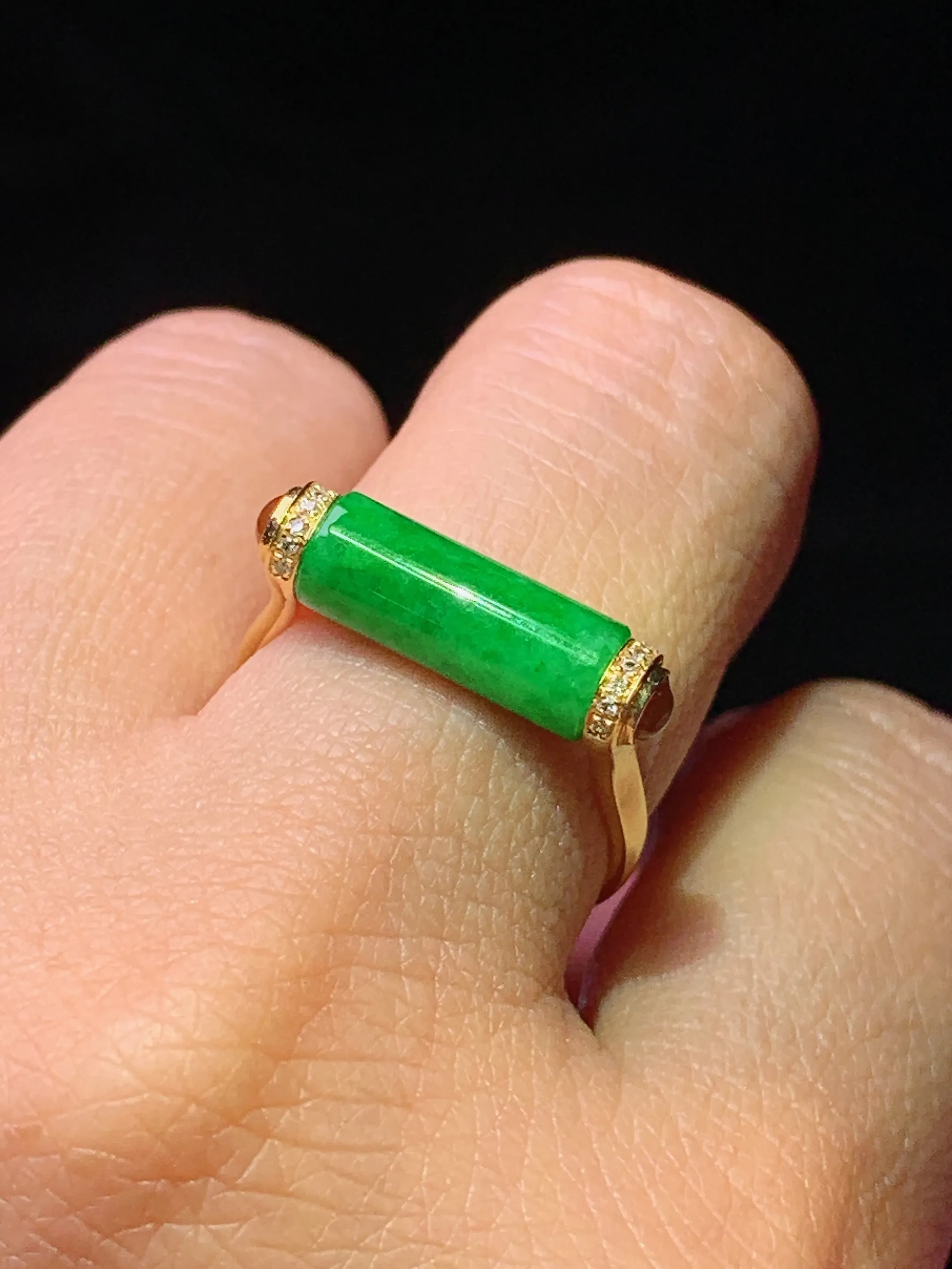 18k金钻镶嵌翠绿玉柱戒指 玉质细腻 水润亮眼 圈口14.5 整体尺寸12.5*5