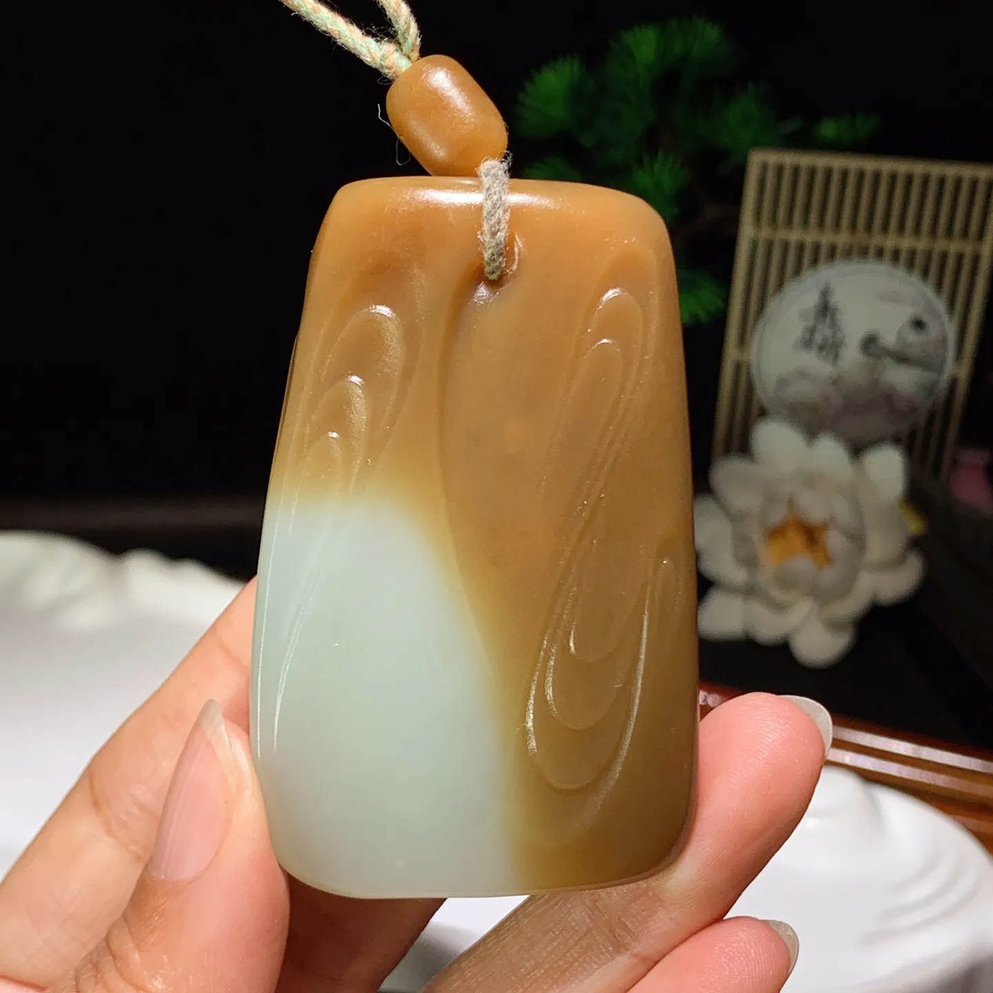 新疆且末糖随形平安无事牌子挂件。尺寸66/41/12重77.5克。玉质细腻油润。手推出油。佩戴高端典雅。lt260227