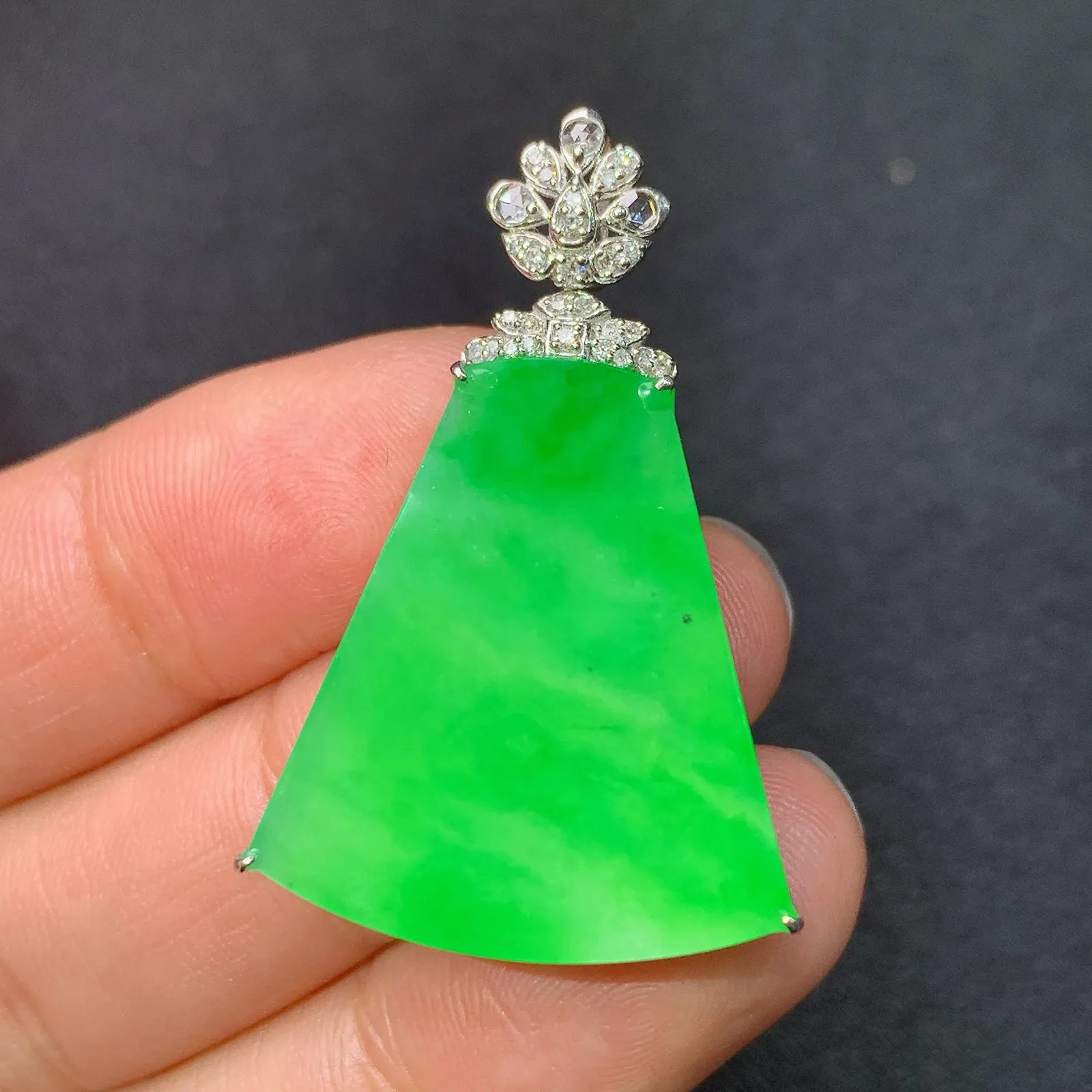 阳绿无事牌吊坠，18k金钻镶嵌，冰润色阳，玉质细腻，种水足，Kf整体尺寸36.5*23.9*6