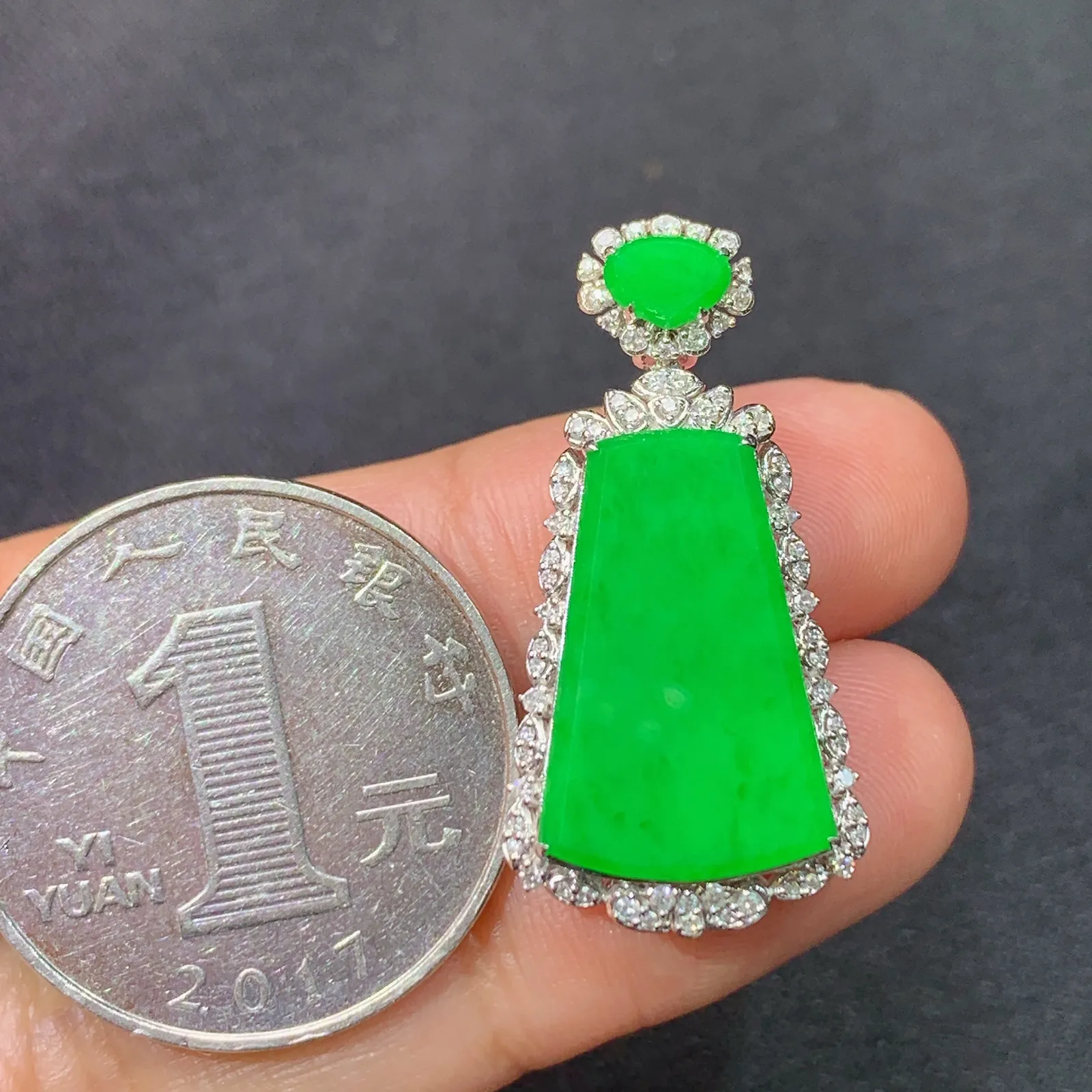 阳绿无事牌吊坠，18k金钻镶嵌，冰润色阳，玉质细腻，Yt整体尺寸30*14.8*7