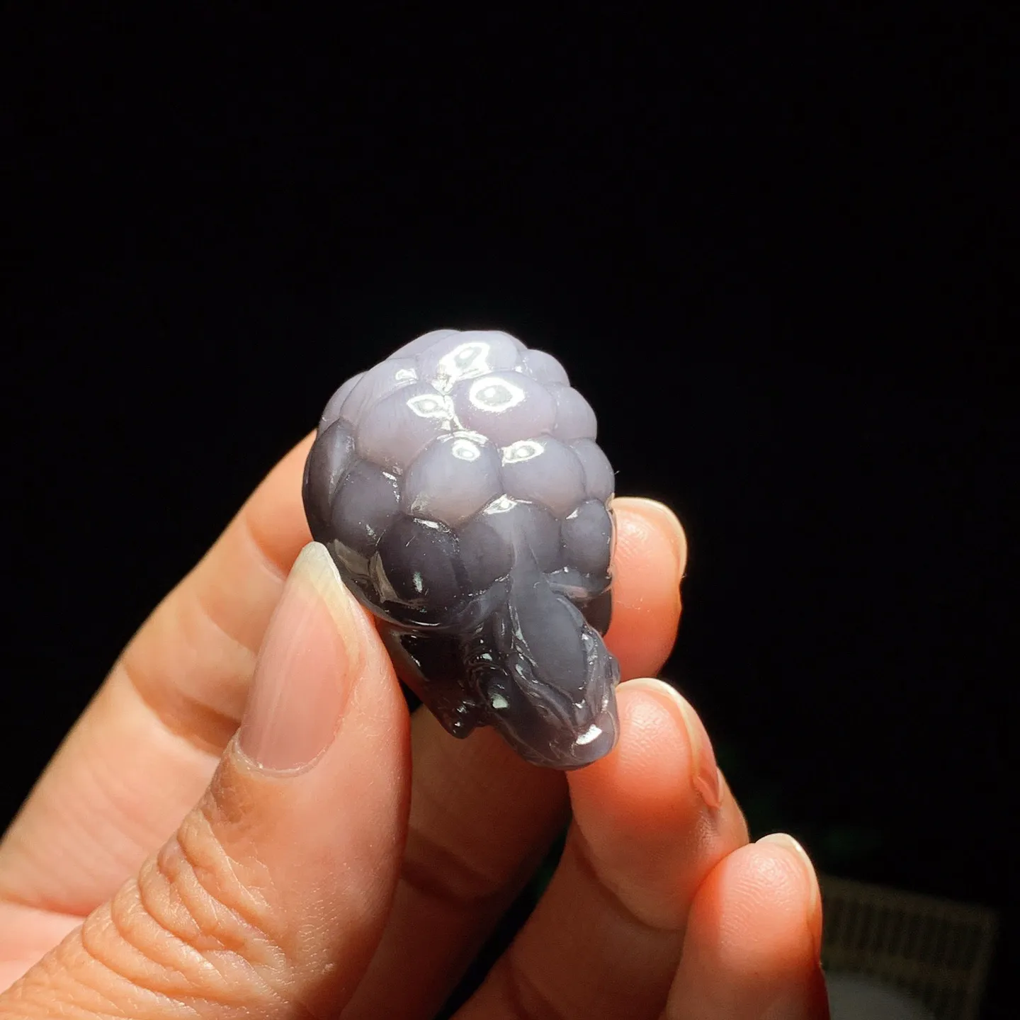 和田玉青海烟紫龙龟挂件。尺寸38/21/20重21.5克。玉质细腻油润。手推出油。品相大气。lt260227