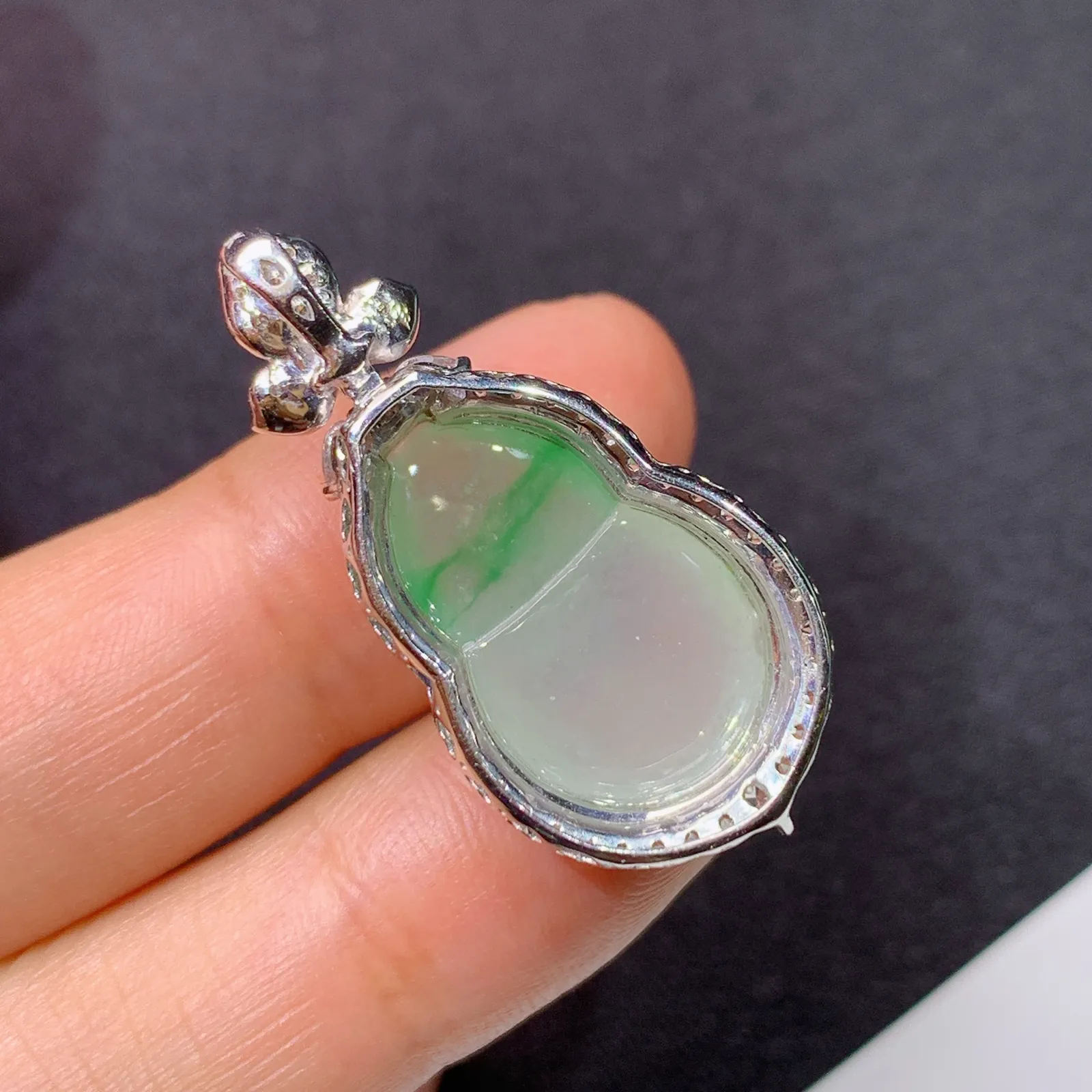 冰飘绿葫芦吊坠，18k金钻镶嵌，冰润饱满，玉质细腻，种水足，Zz0整体尺寸33*15.9*9.7