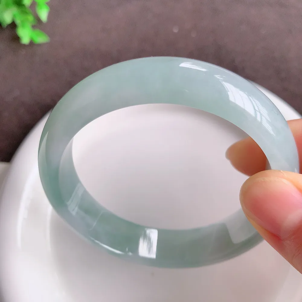 自然光实拍！大圈口59mm老坑胶感宽边手镯 种水足 玉质细腻莹润，胶感足 花式飘逸灵动 镯形厚装大气  ，佩戴清秀！W864.27  尺寸:59-14.8-7.8mm