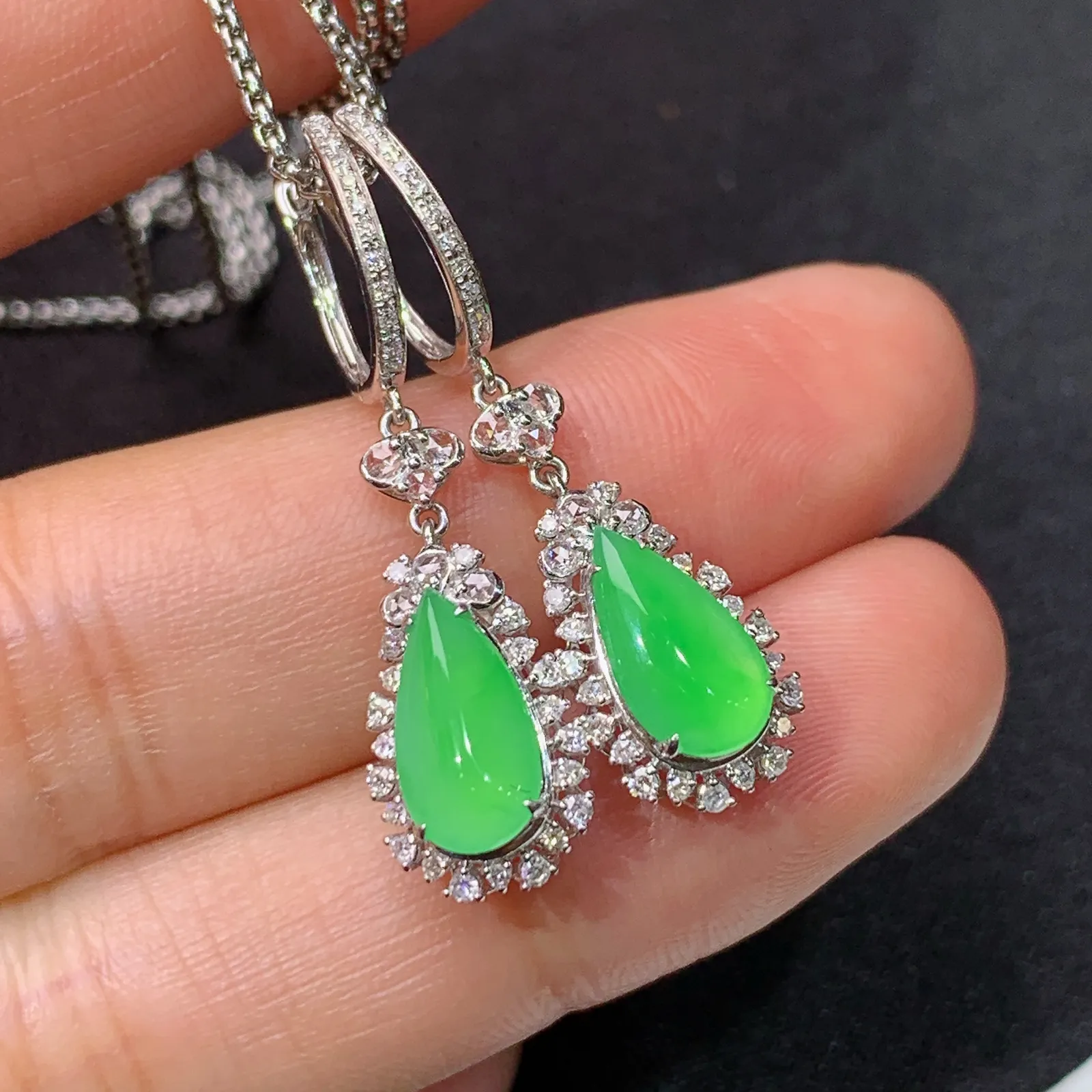 冰阳绿水滴耳坠，18k金钻镶嵌，款式新颖，冰润色阳，种水足，Ych取一裸石尺寸10.1*5.1*2