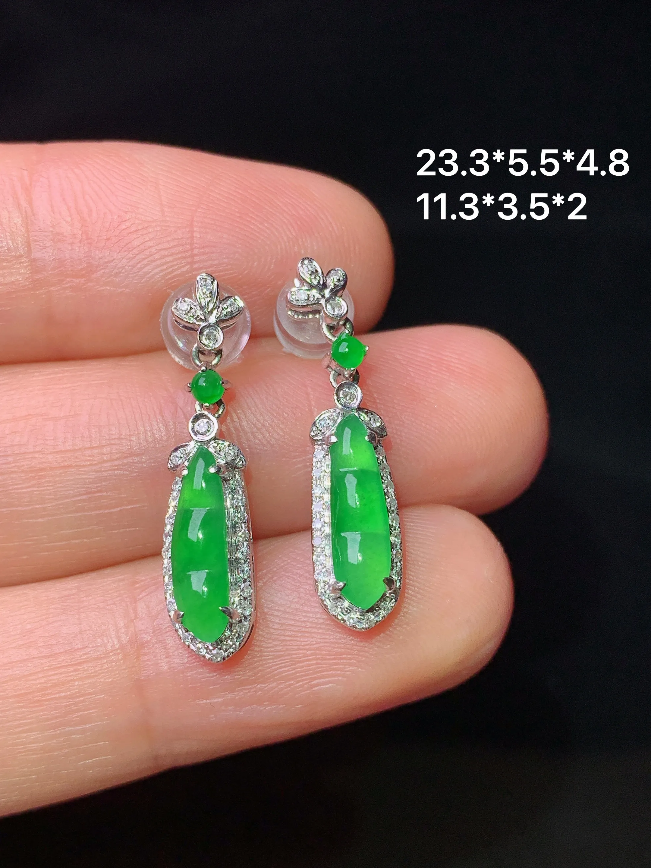 18k金钻镶嵌满绿四季豆耳坠 玉质细腻 水润亮眼 整体尺寸23.5*5.5*4.8