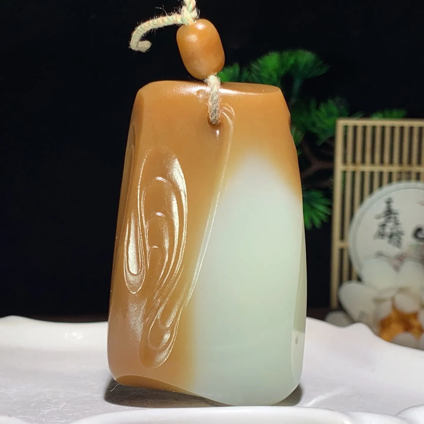 新疆且末糖随形平安无事牌子挂件。尺寸66/41/12重77.5克。玉质细腻油润。手推出油。佩戴高端典