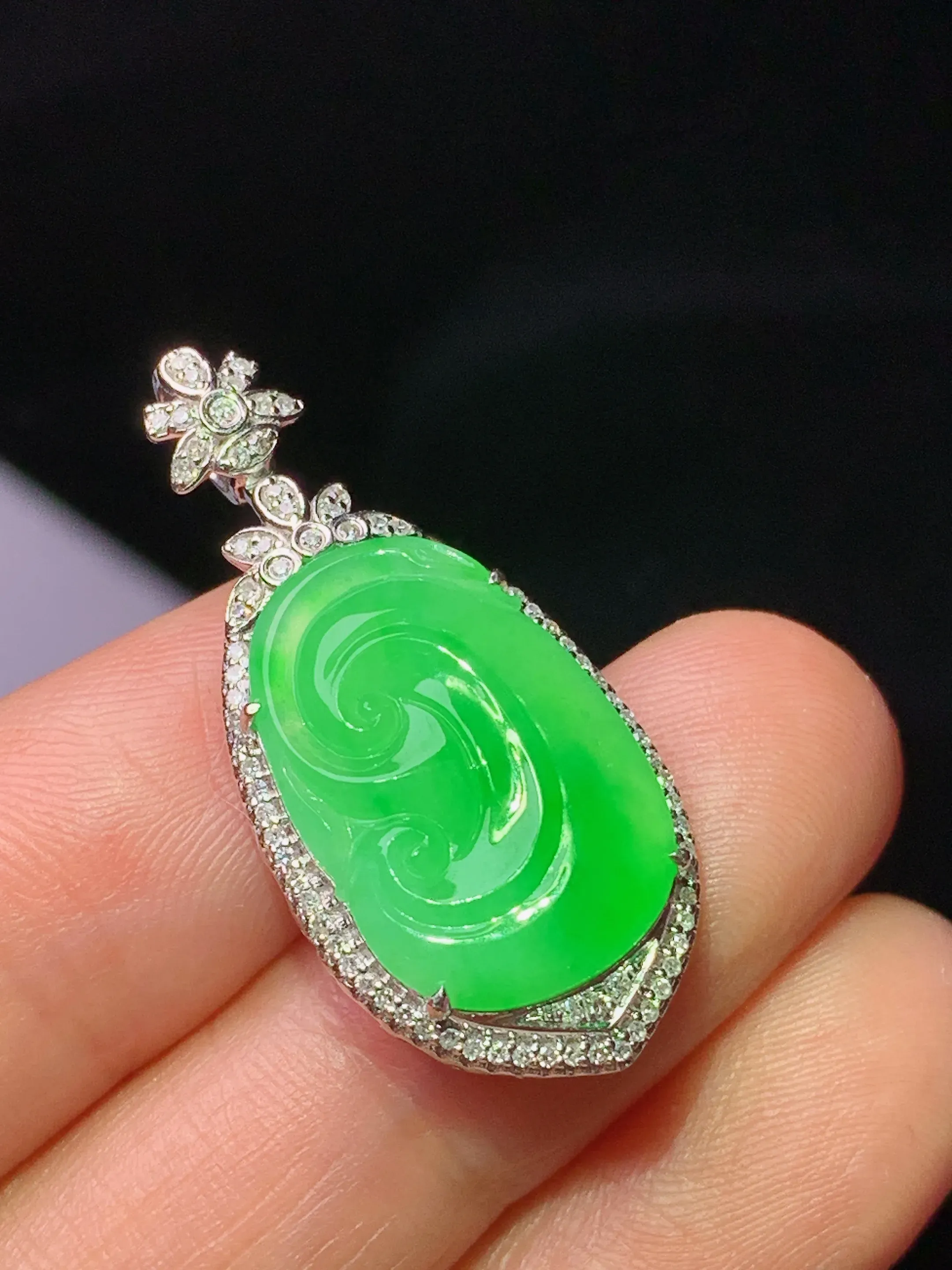 18k金钻镶嵌翠绿如意吊坠 玉质细腻 水润亮眼 整体尺寸31.5*14.6*6.5