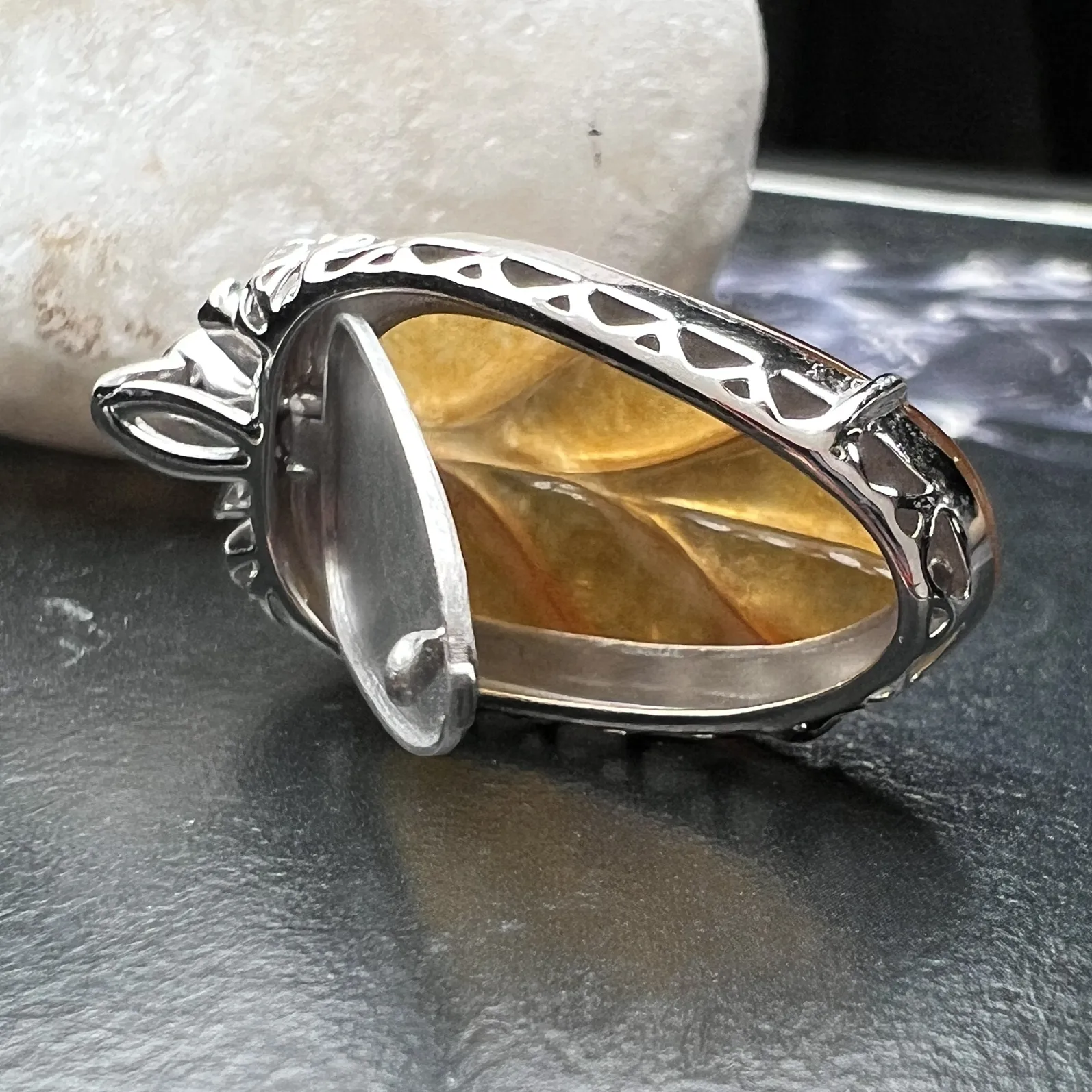 冰黄树叶，金枝玉叶具像化，种好光度足，品质佳。裸石尺寸：22.3-13.5-3.4mm。