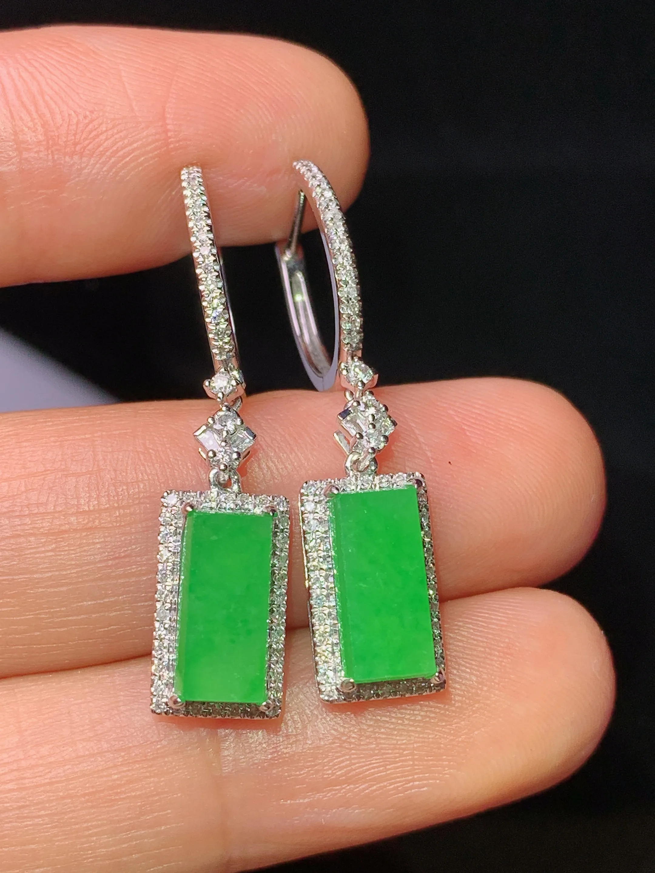 18k金钻镶嵌满绿无事牌耳坠 玉质细腻 水润亮眼 整体尺寸32*7*5.5