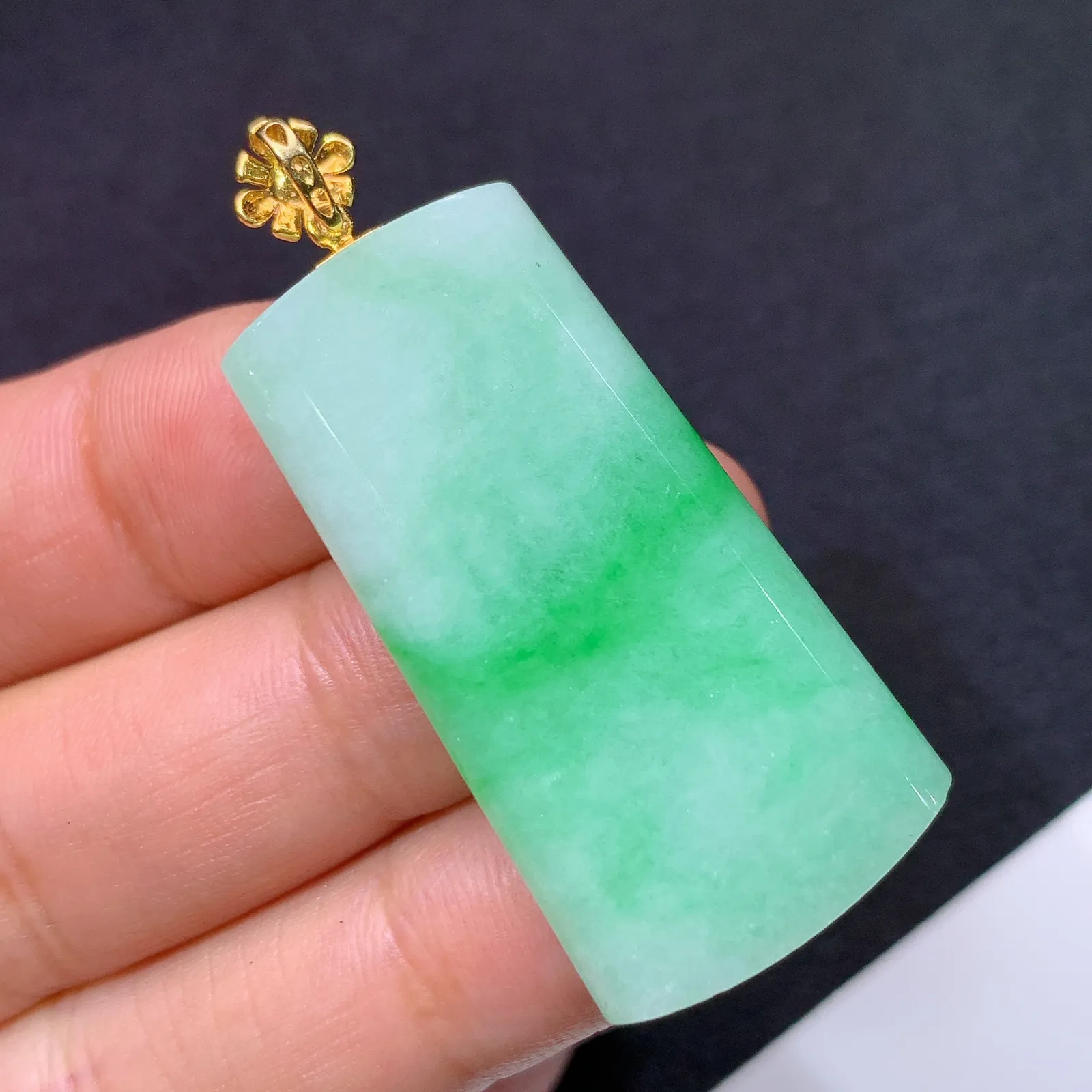 飘绿无事牌吊坠，18k金镶嵌，冰润色阳，玉质细腻，Sk整体尺寸45.7*20*5.5