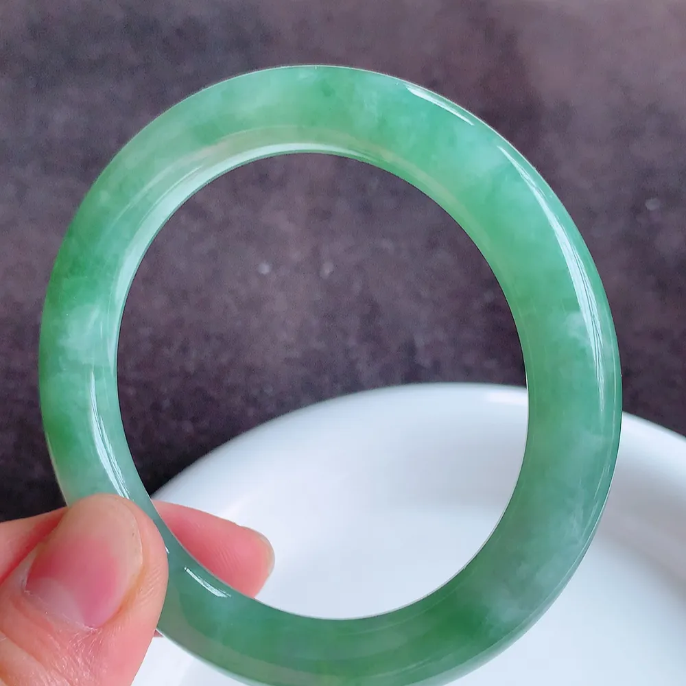 缅甸翡翠圆条手镯54mm  冰润飘花圆条翡翠手镯，玉质细腻水润，色泽清秀亮丽，飘花灵动  上手高贵典雅，W922.27  尺寸：54-9.2mm