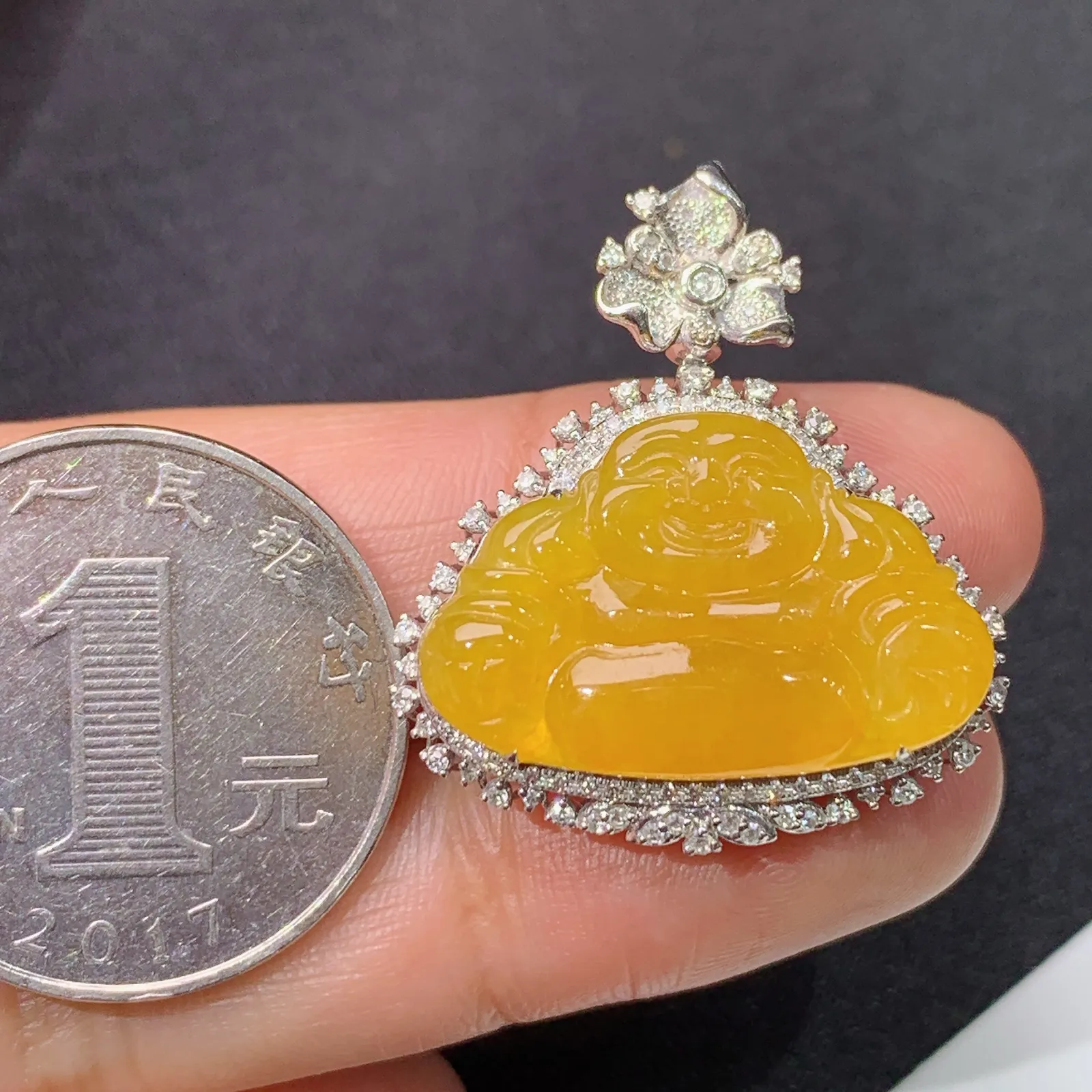 冰黄翡笑佛吊坠，18k金钻镶嵌，冰润鲜艳，品相好，种水足，Ych整体尺寸29*25.5*8.8