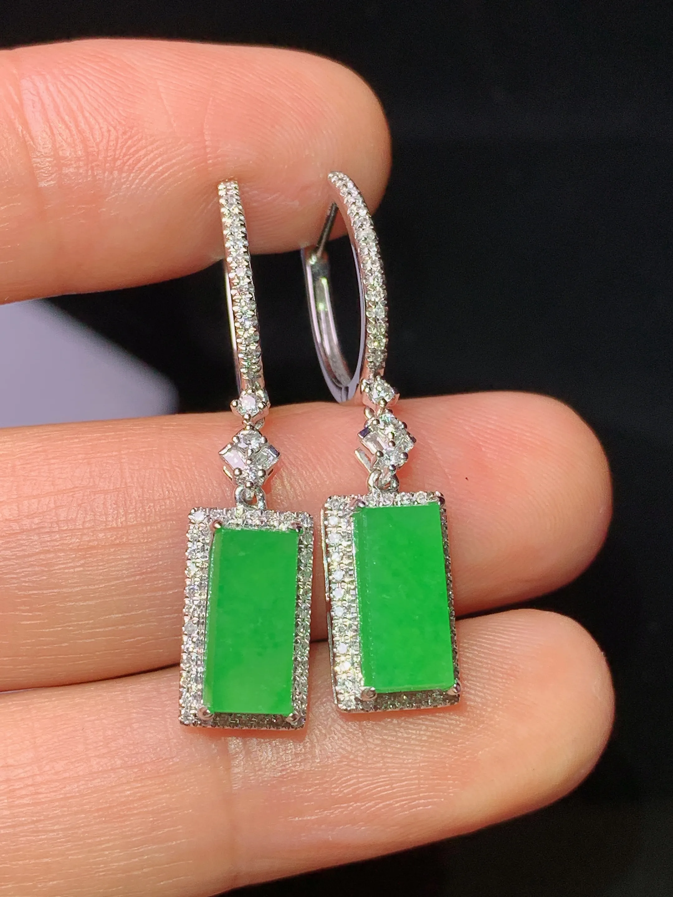 18k金钻镶嵌满绿无事牌耳坠 玉质细腻 水润亮眼 整体尺寸32*7*5.5