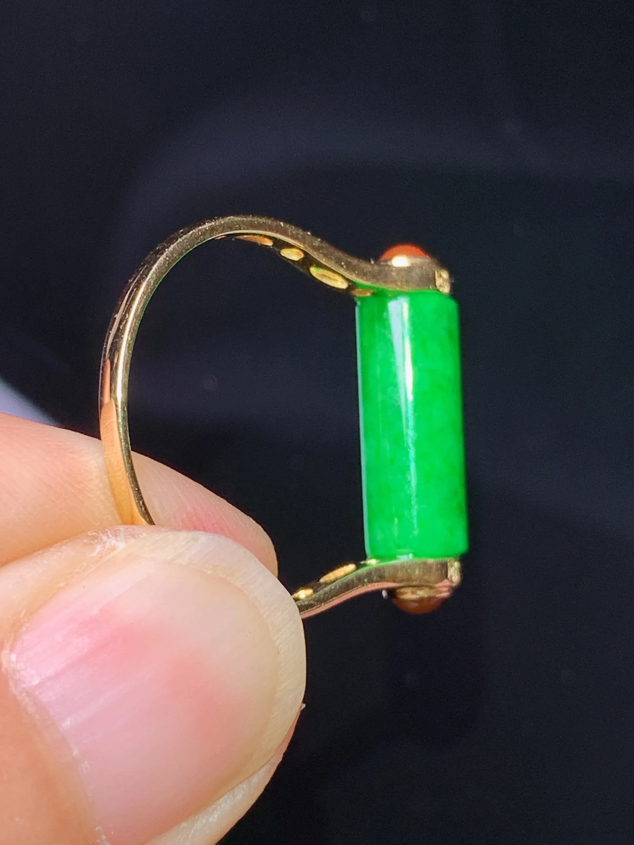 18k金钻镶嵌翠绿玉柱戒指 玉质细腻 水润亮眼 圈口14.5 整体尺寸12.5*5