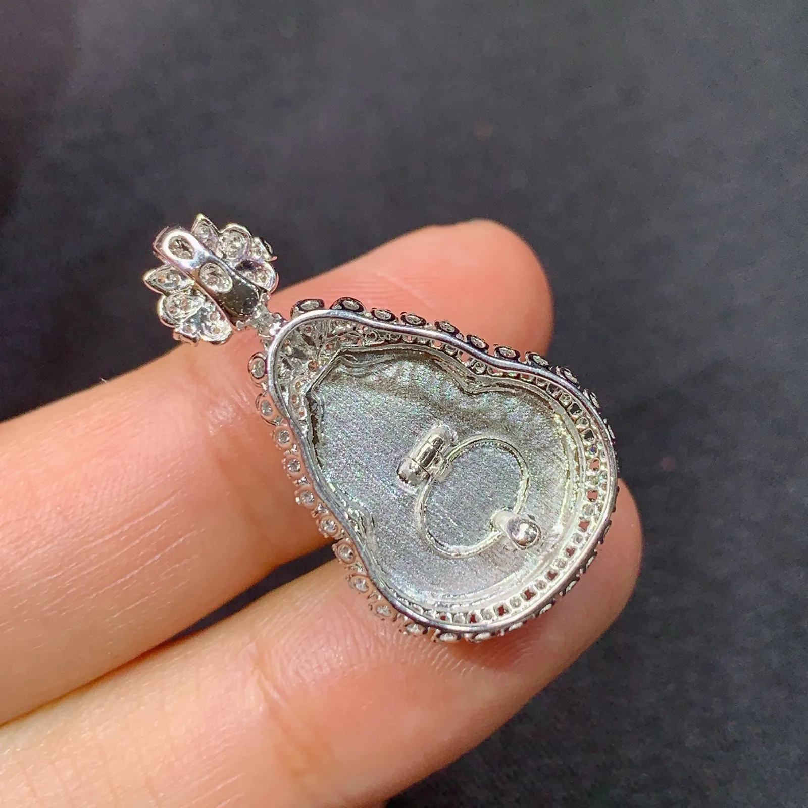 阳绿葫芦吊坠，18k金钻镶嵌，冰润色阳，玉质细腻，种水足，Yt整体尺寸28.8*16.4*10.6