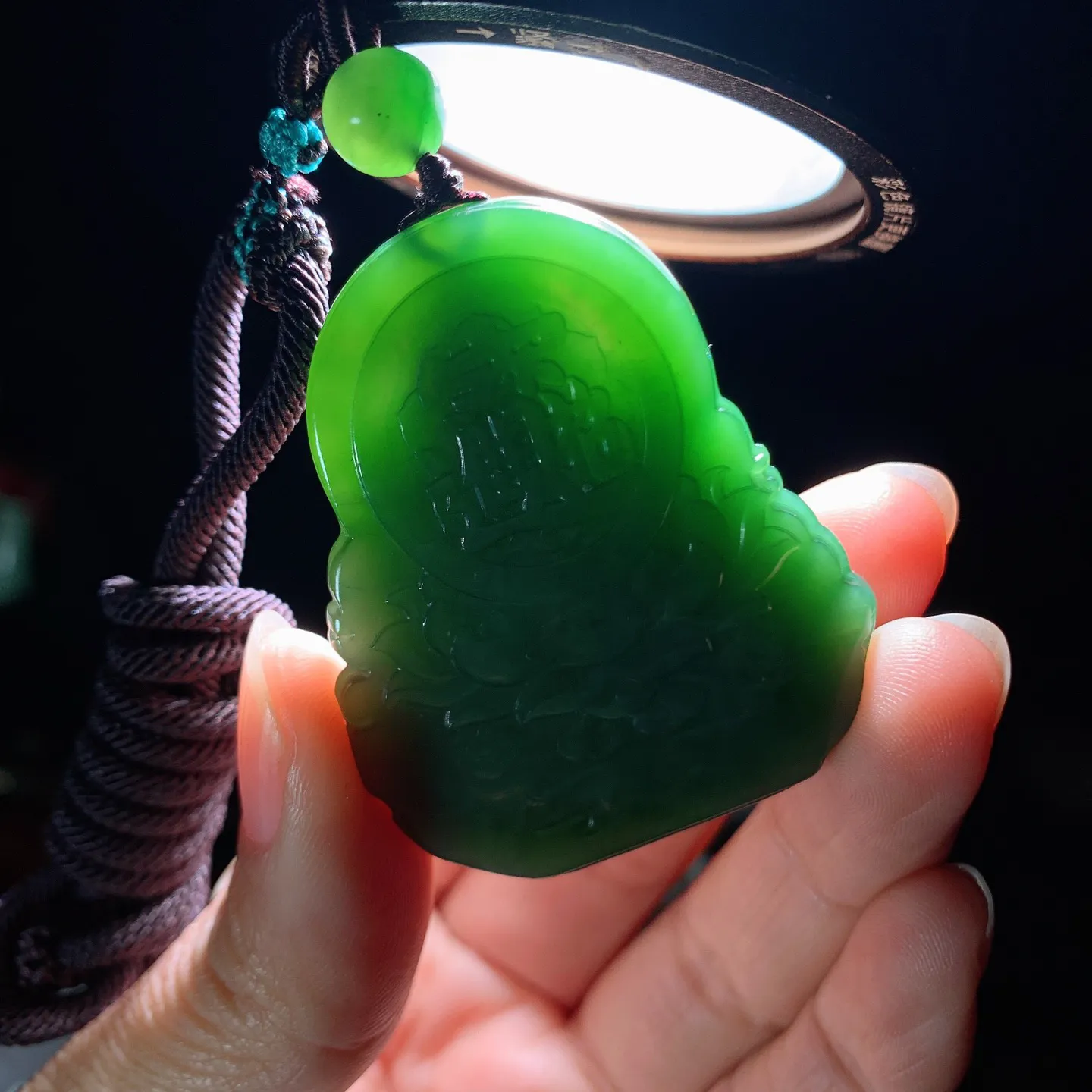 和田玉阳绿俄罗斯碧玉黄财神挂件。尺寸48/40/15重50克。玉质细腻油润。手推出油。佩戴高端典雅。lt260227