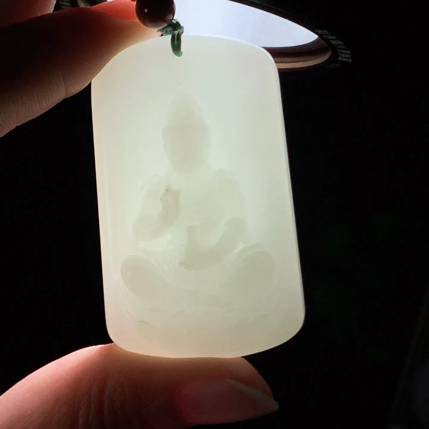 新疆和田玉羊脂白坐莲观音牌子挂件。尺寸54/33/14重53.5克 玉质细腻油润 底色纯净 脂粉好，品质好。lt260227