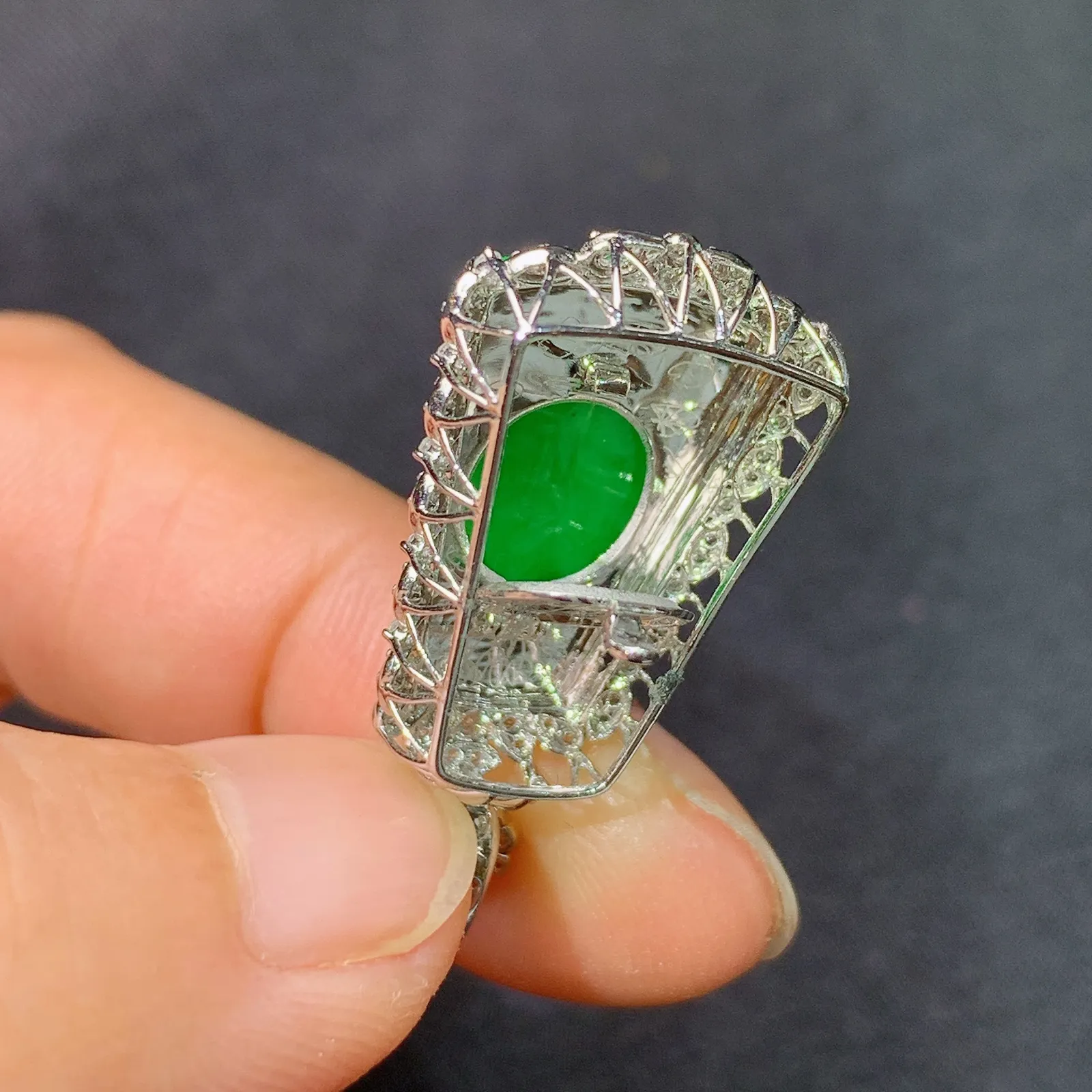 阳绿无事牌吊坠，18k金钻镶嵌，冰润色阳，玉质细腻，Yt整体尺寸30*14.8*7