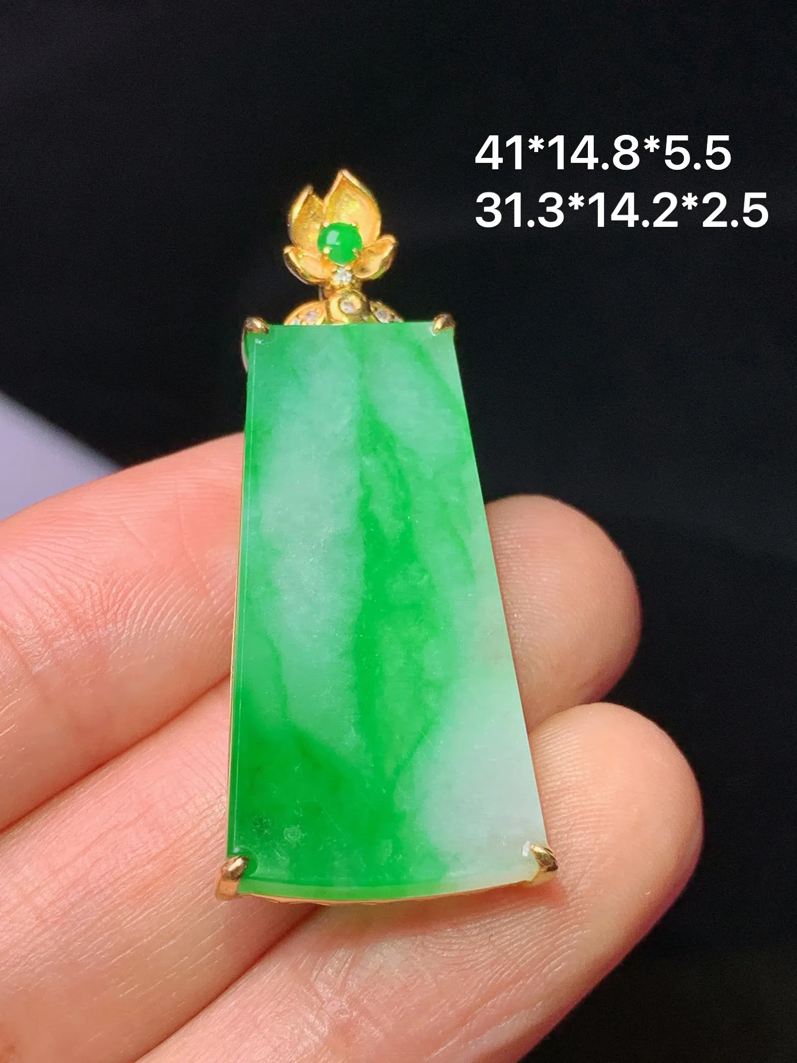 18k金钻镶嵌翠绿无事牌吊坠 玉质细腻 水润亮眼 整体尺寸41*14.8*5.5