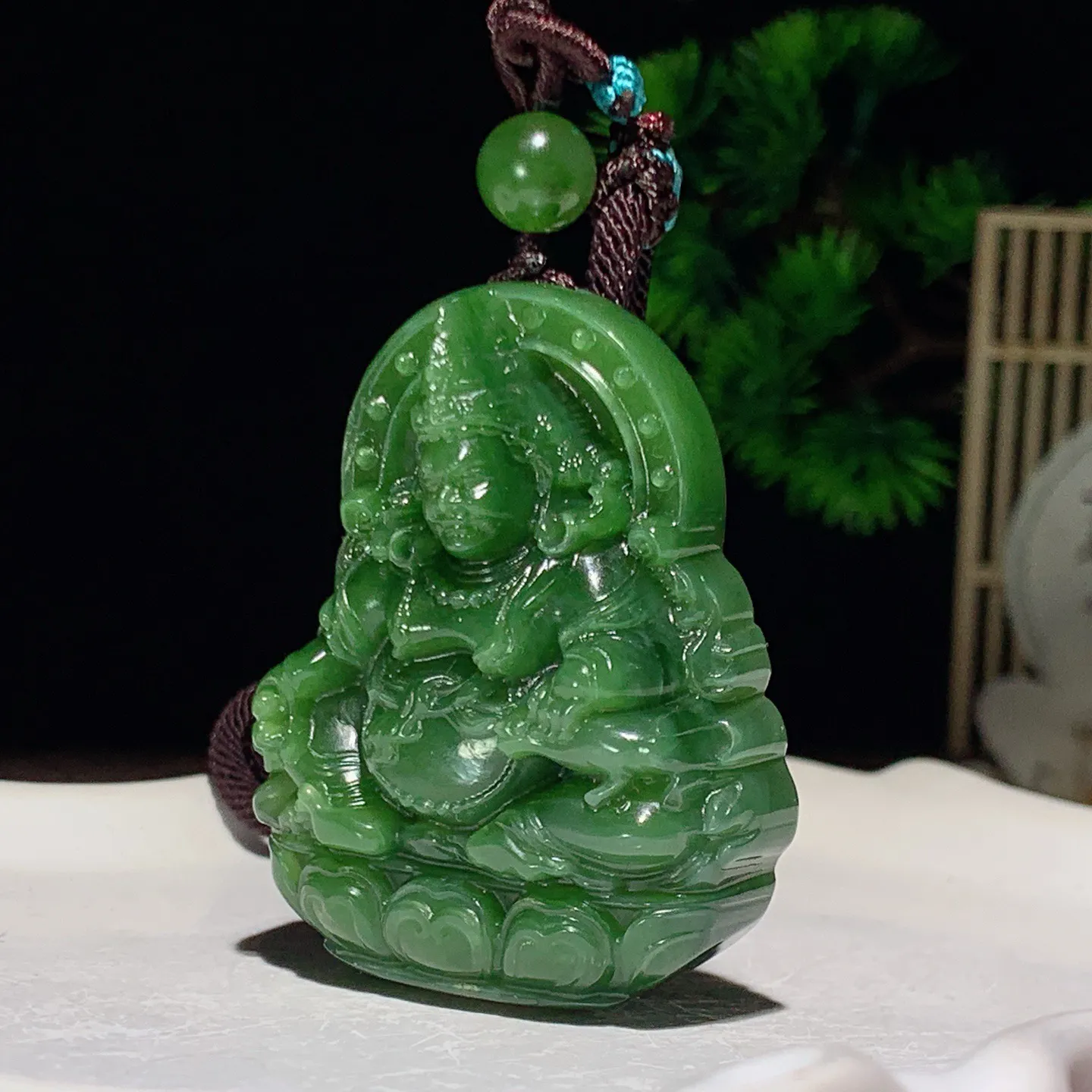 和田玉阳绿俄罗斯碧玉黄财神挂件。尺寸48/40/15重50克。玉质细腻油润。手推出油。佩戴高端典雅。lt260227