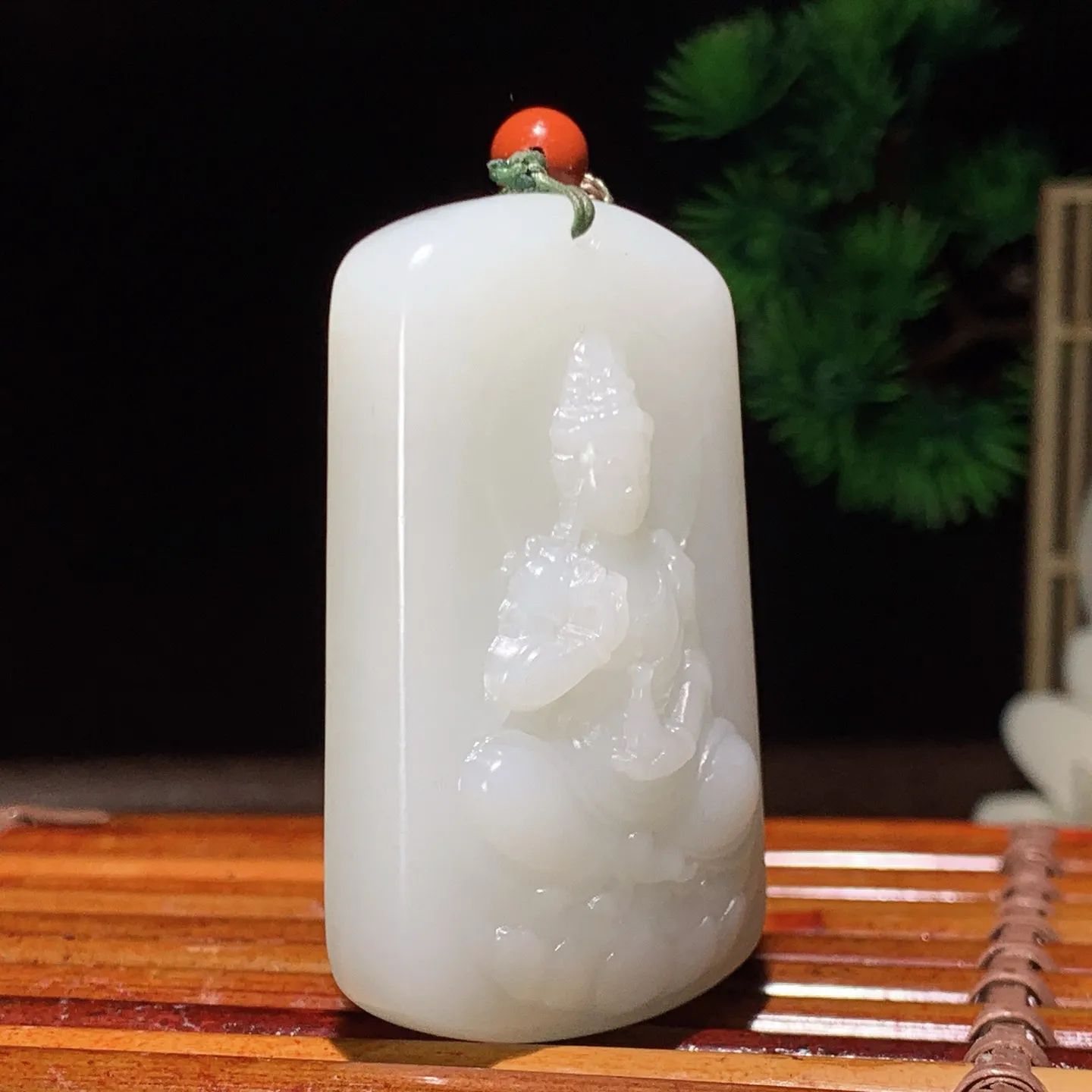 新疆和田玉羊脂白坐莲观音牌子挂件。尺寸54/33/14重53.5克 玉质细腻油润 底色纯净 脂粉好，