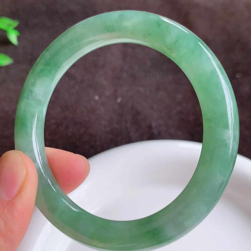 缅甸翡翠圆条手镯54mm  冰润飘花圆条翡翠手镯，玉质细腻水润，色泽清秀亮丽，飘花灵动  上手高贵典雅，W922.27  尺寸：54-9.2mm